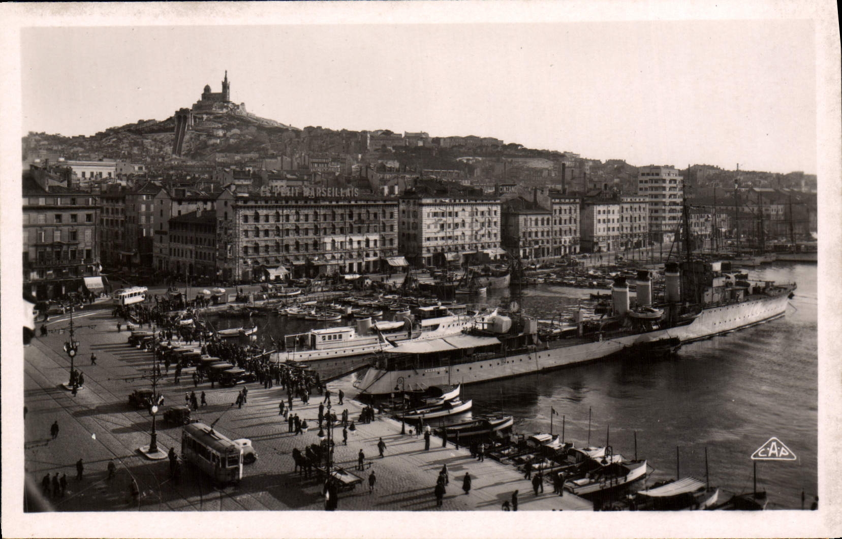 CPA Marseille Le Quai des Belges et Nd de la Garde Bateaux