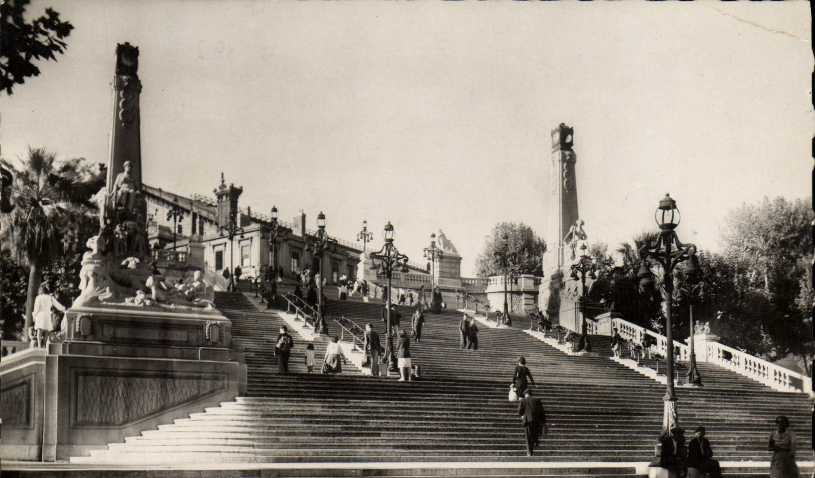 CPM Marseille Les Grands escaliers de la Gare St Charles
