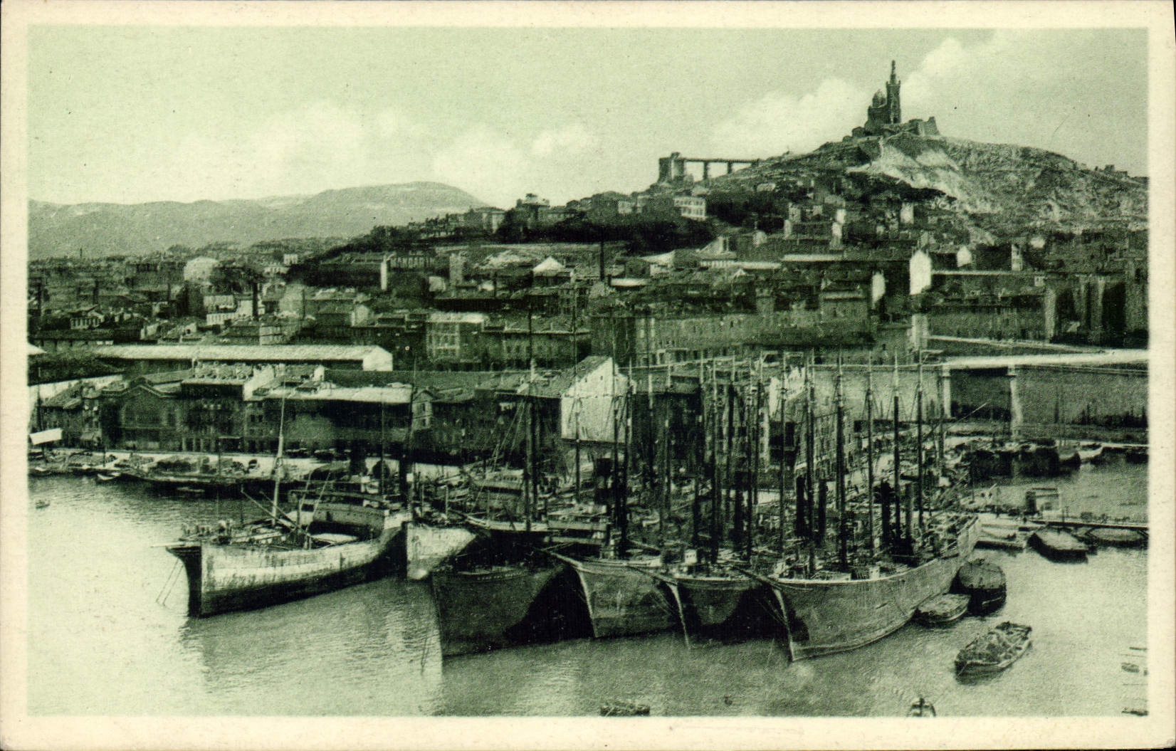 CPA Marseille Vue Sur Notre Dame de la Garde prise du Pont Transbordeur Bateaux