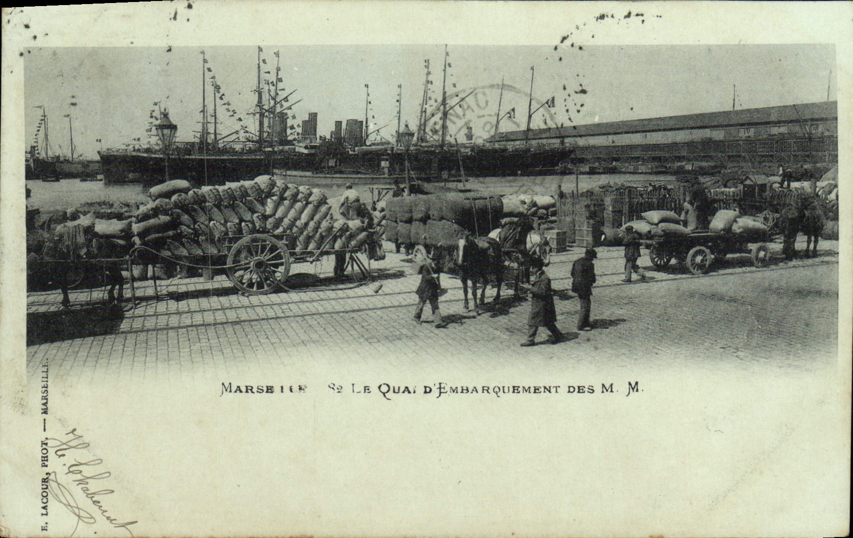 CPA Marseille Le quai d'embarquement des Messageries Maritimes Bateaux