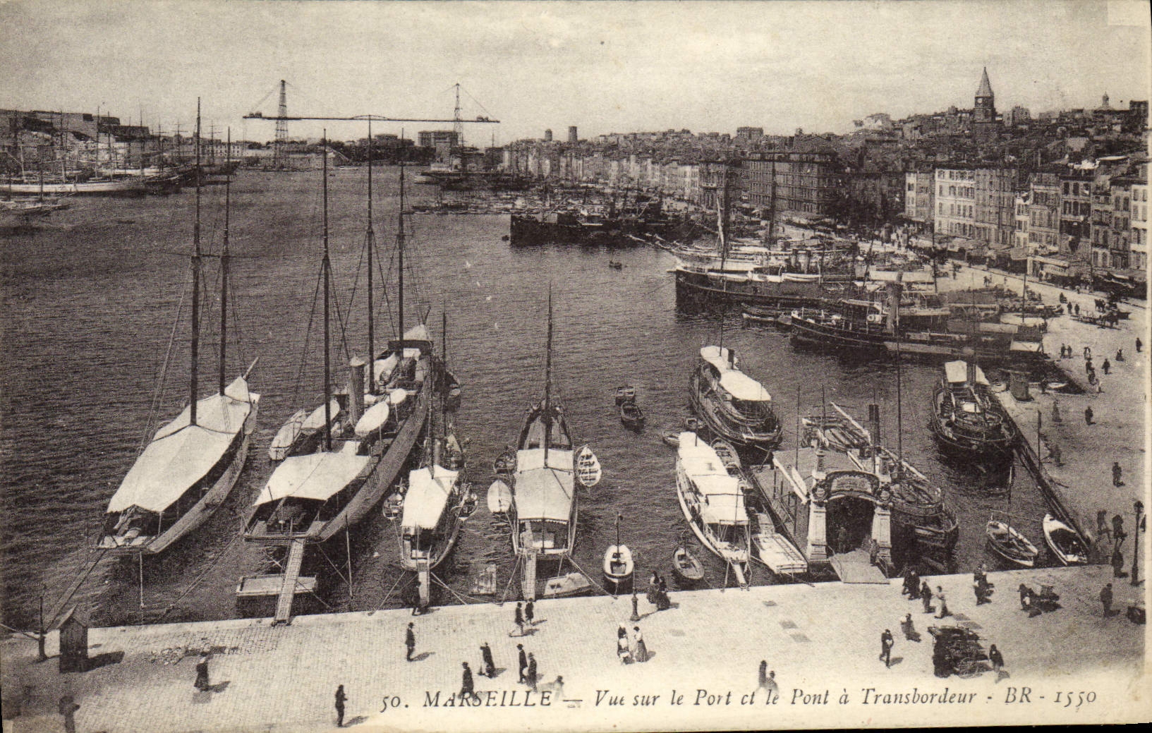 La POSTAL Marsella de la VENDIMIA vista en el puerto y el puente tiene barcos de Transbordeur