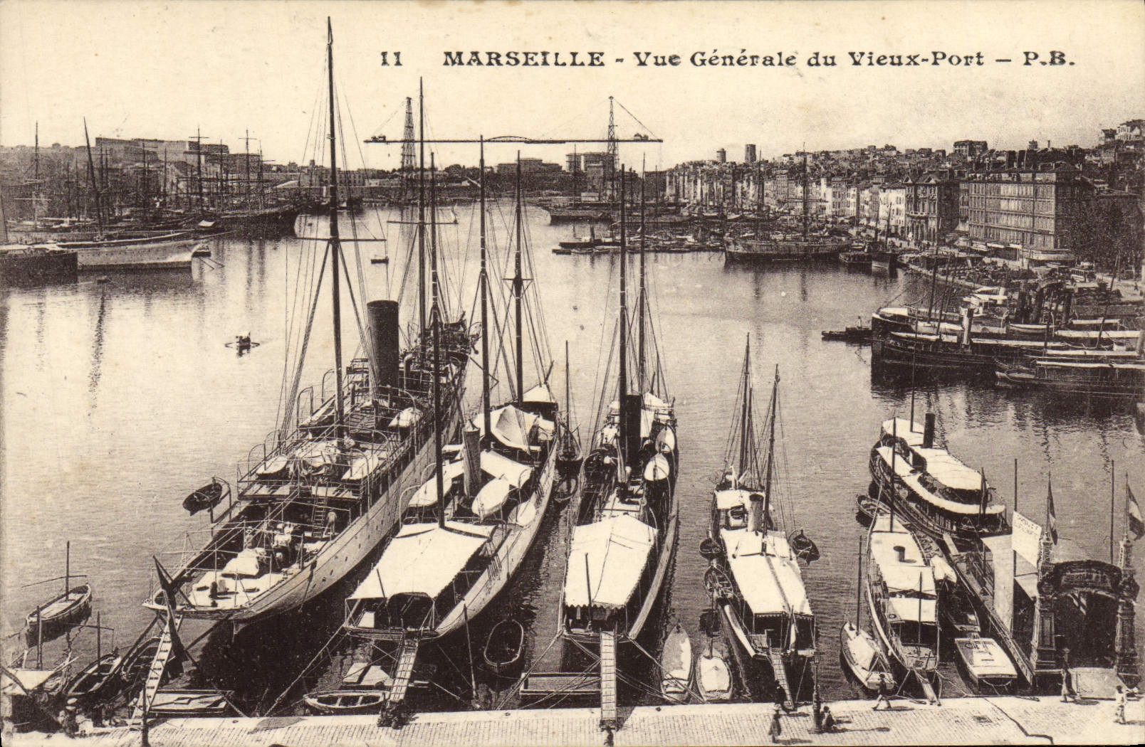 CPA Marseille Vue Generale du Vieux Port Bateaux