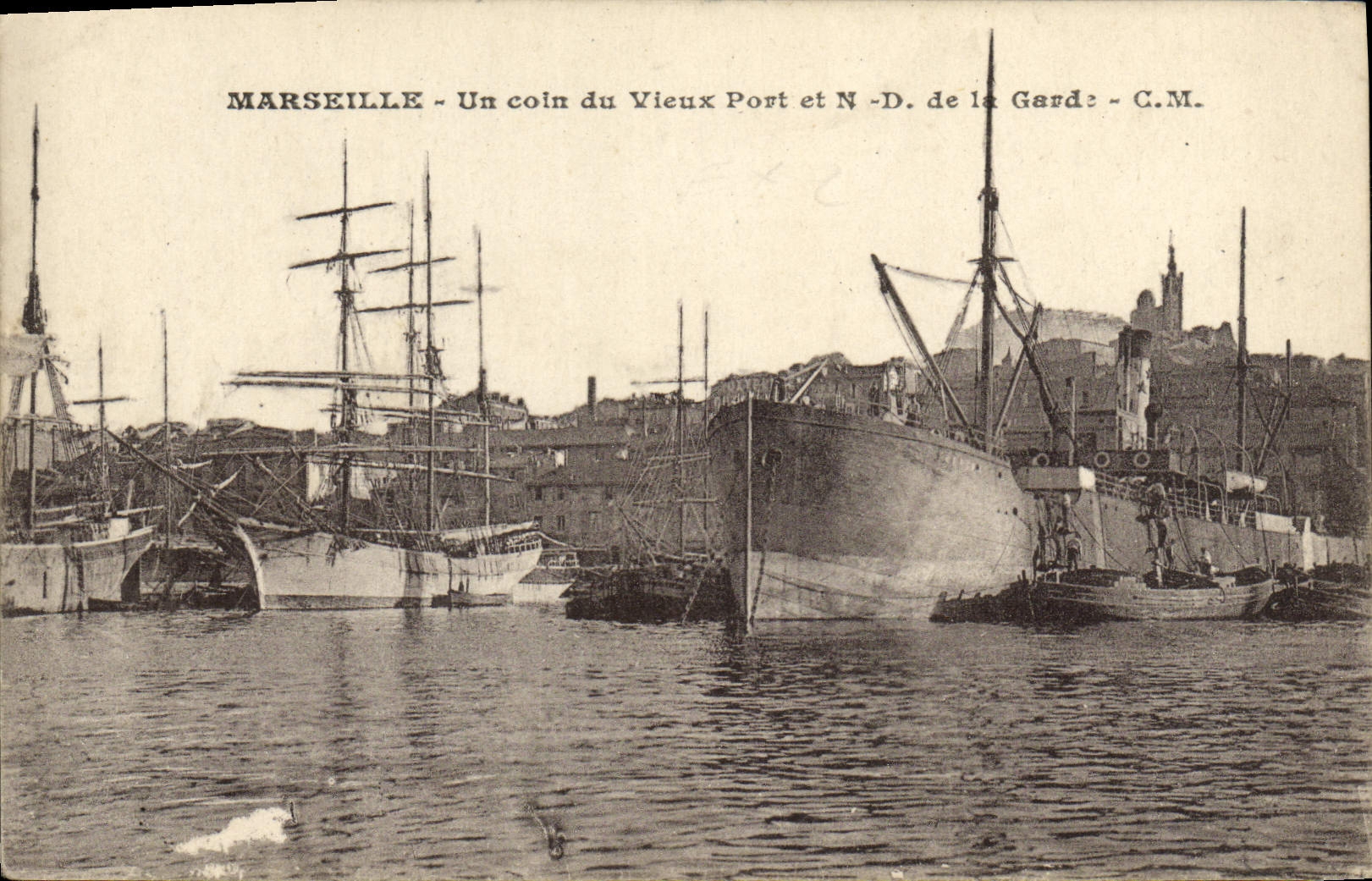 CPA Marseille Un coin du Vieux Port et N D de la Garde Bateaux
