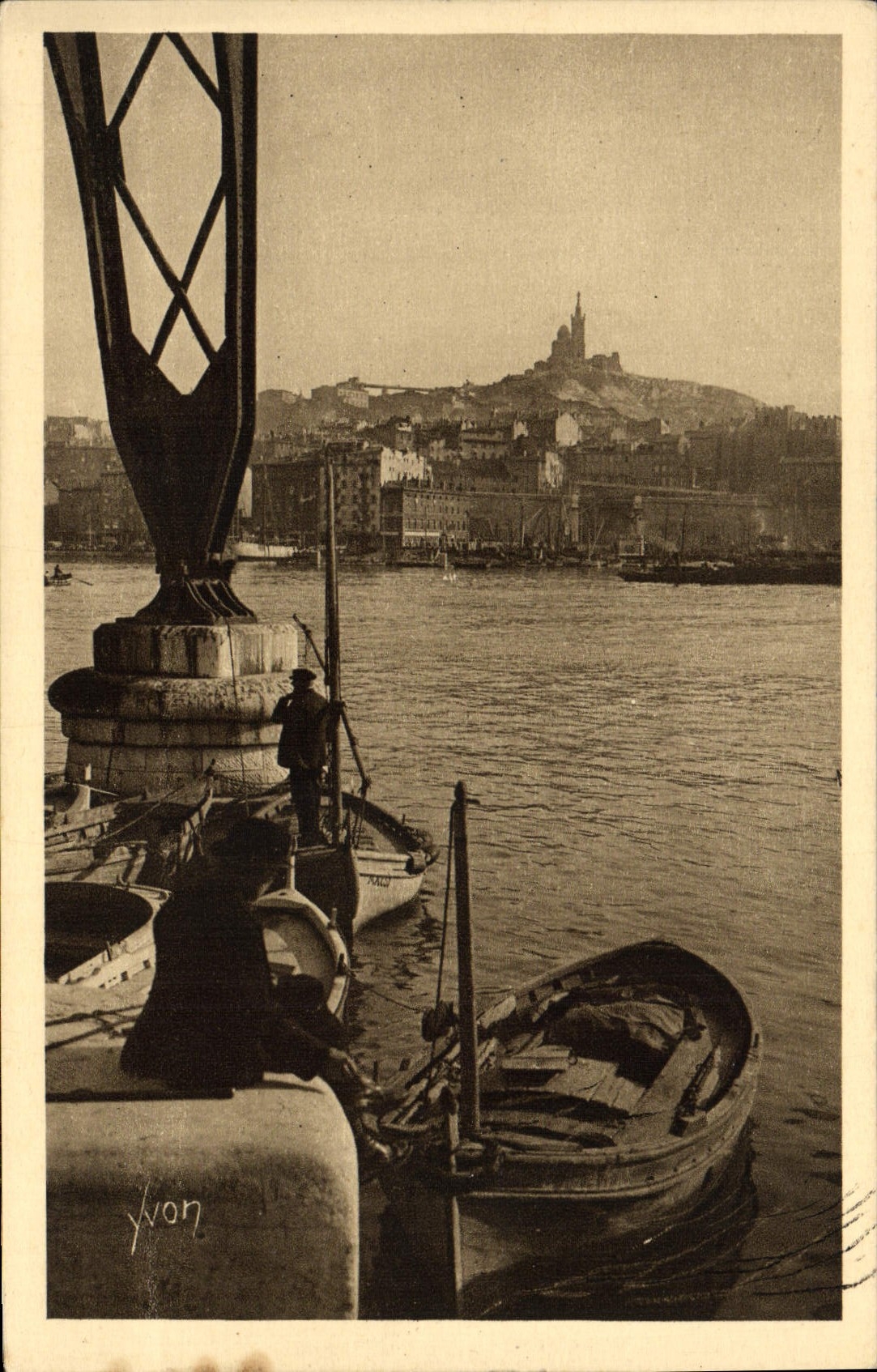 CPA Marseille Perspective sur Notre Dame de la Garde 