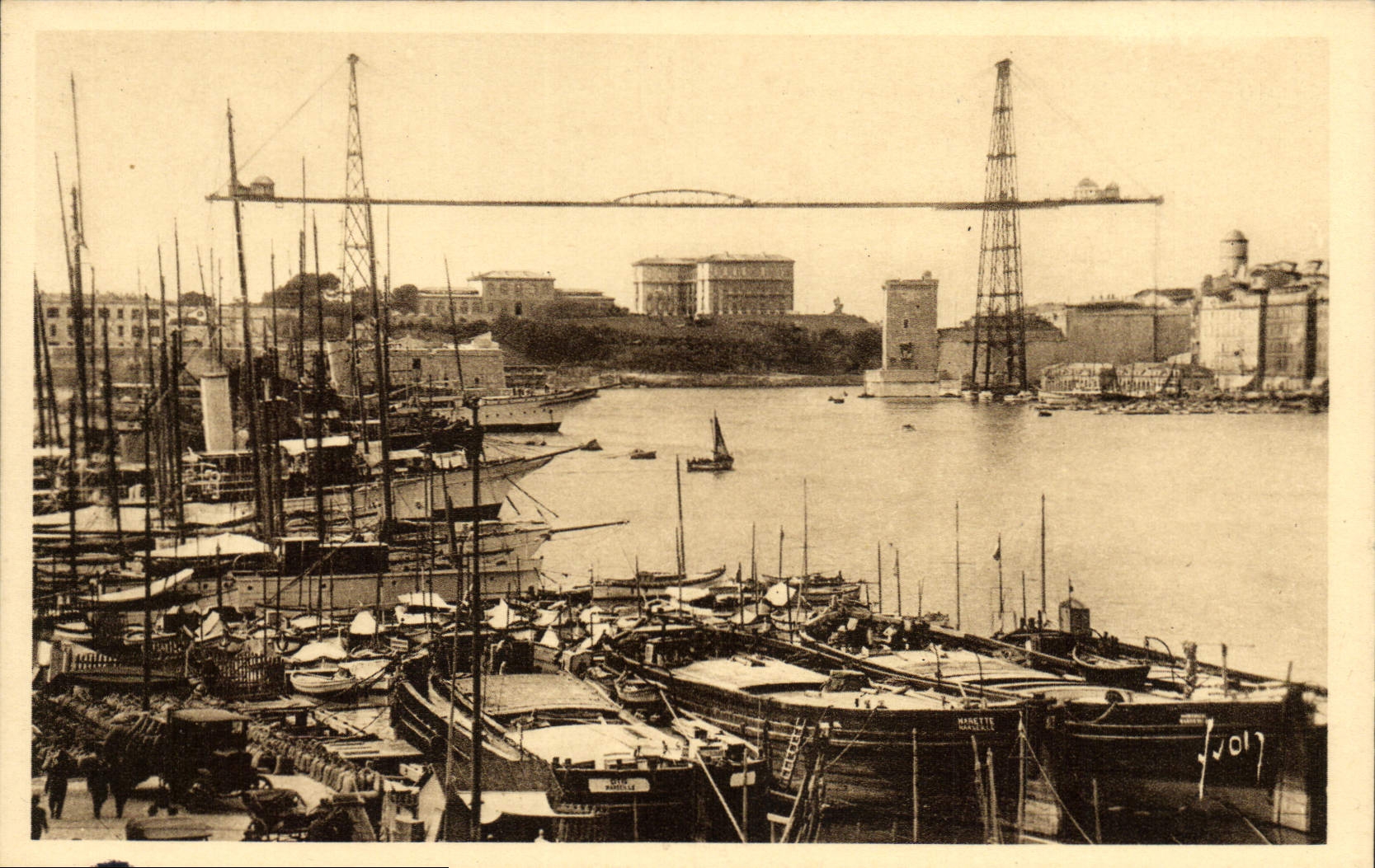 CPA Marseille Le vieux port et le Pont Transbordeur Bateaux