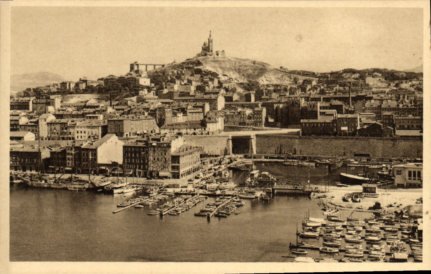 CPA Marseille Vue sur N D de la Garde et le Bassin de Carenage Bateaux
