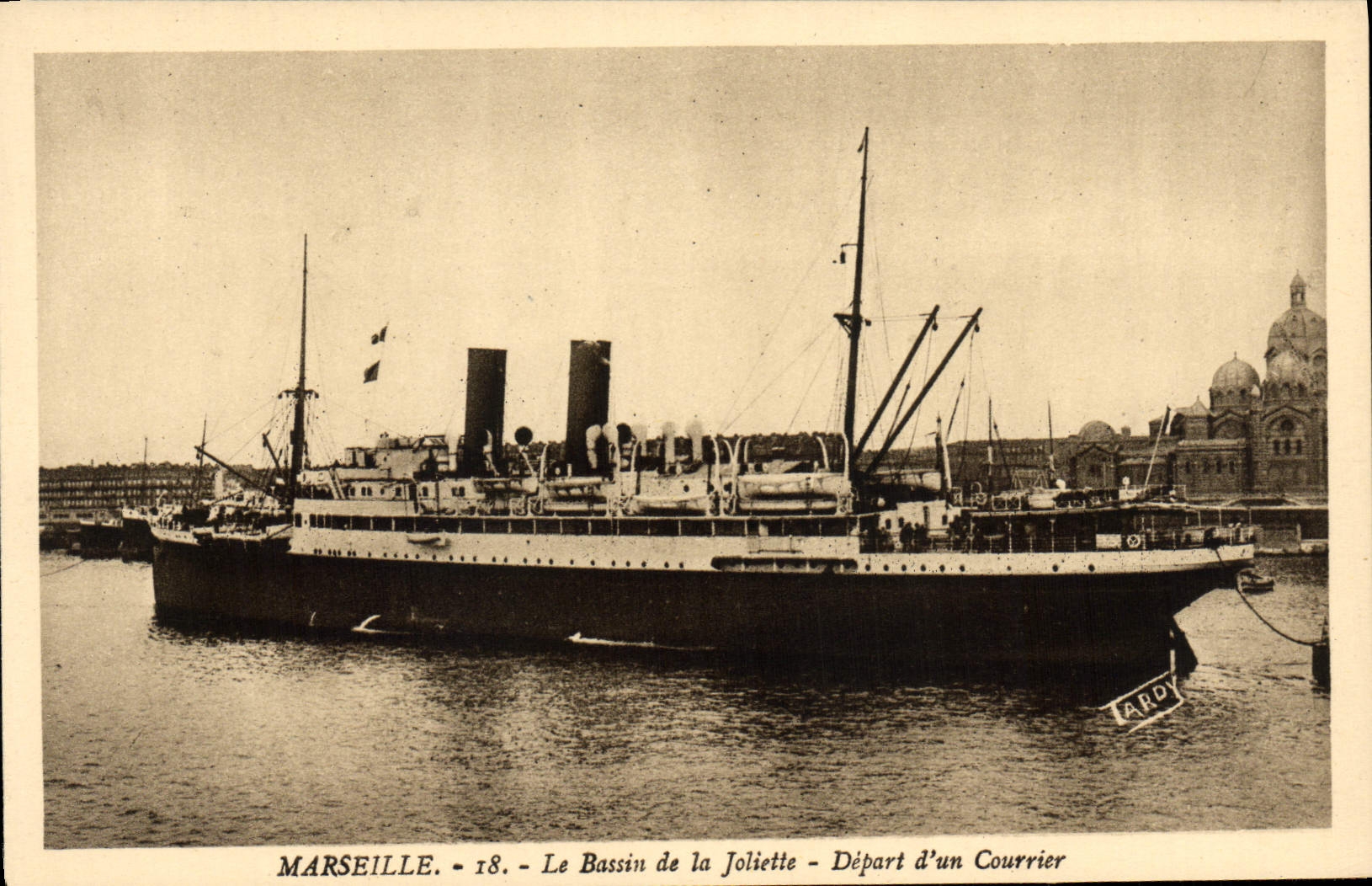 CPA Marseille Le Bassin de la Joliette Depart d'un Courrier Bateau