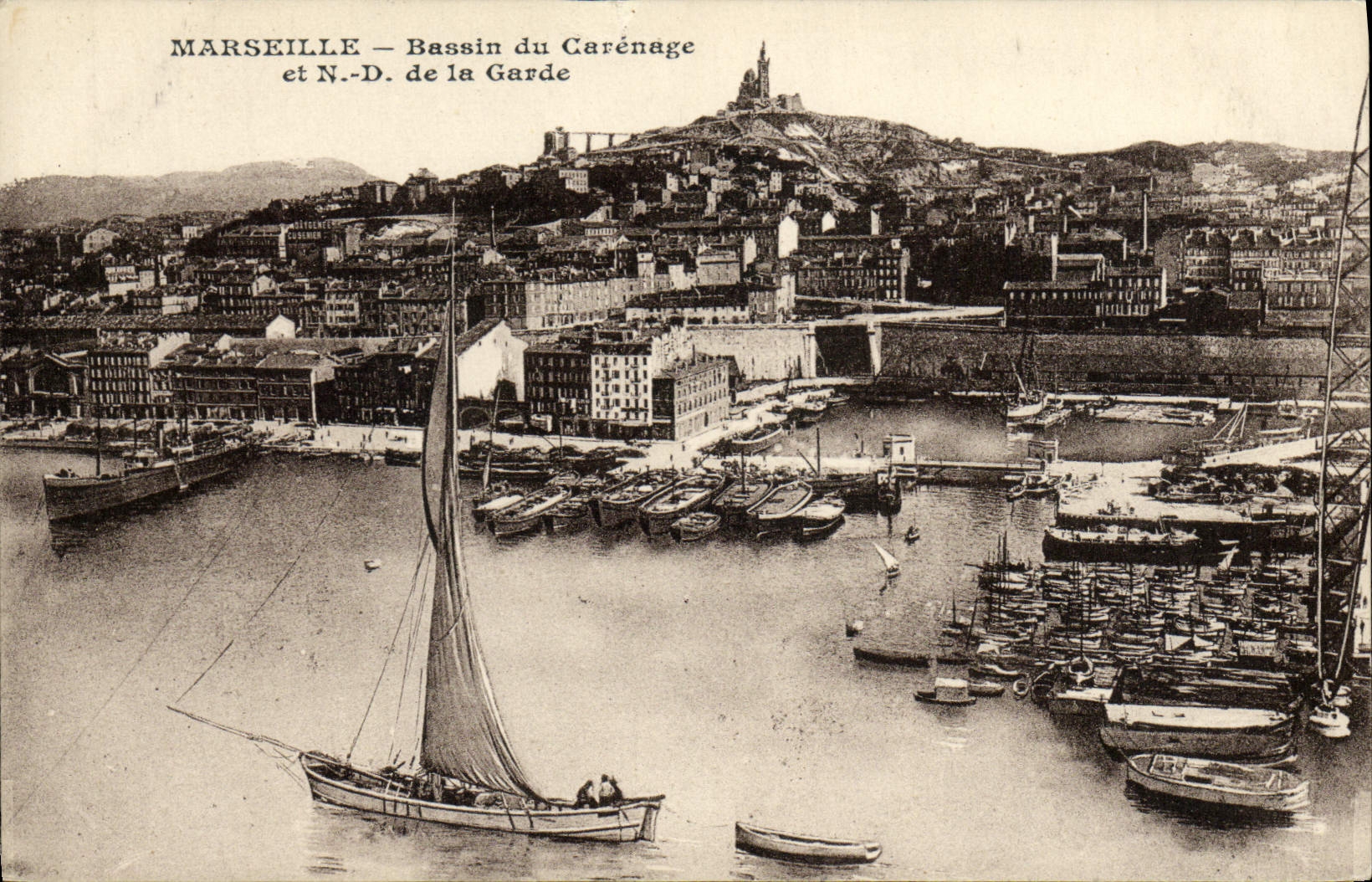 CPA Marseille Bassin du Carenage et N D de la Garde Bateaux