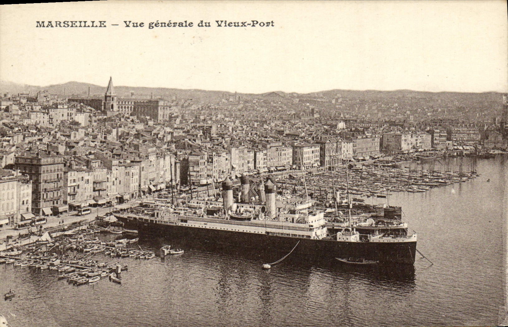 CPA Marseille Vue generale du Vieux Port Bateaux