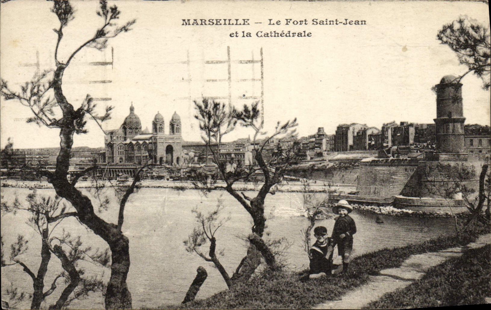 CPA Marseille Le Fort Saint Jean et la Cathedrale Enfants