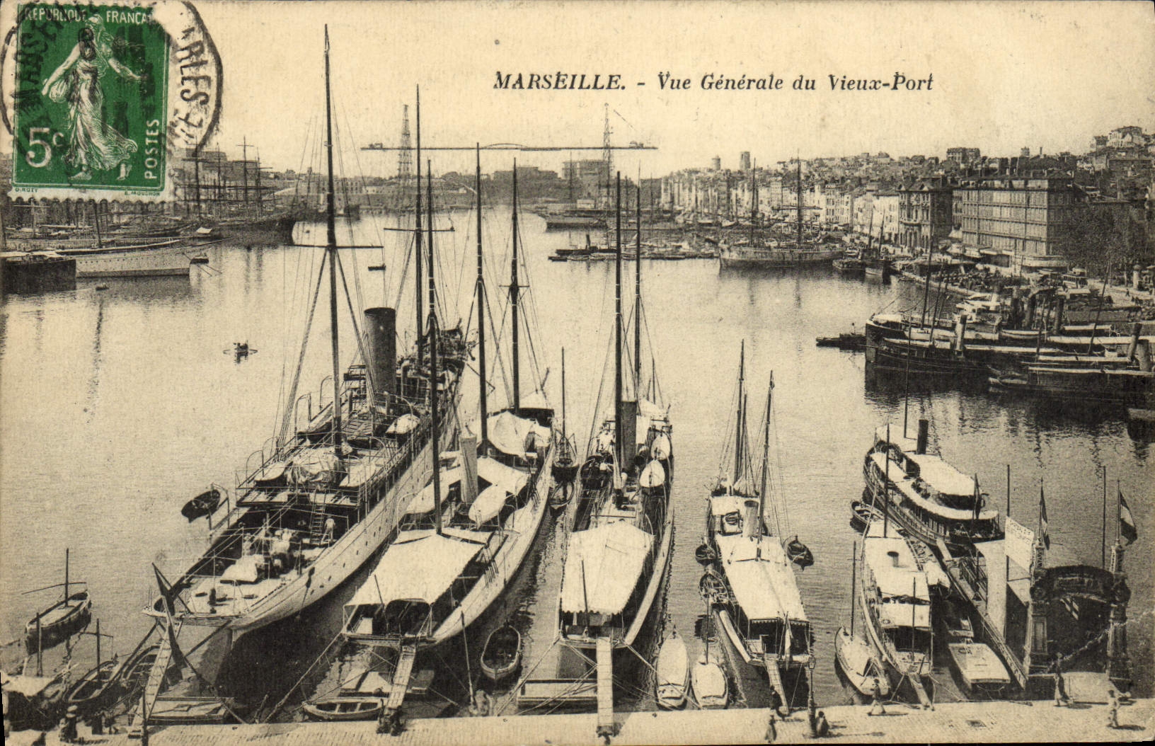 CPA Marseille Vue generale Vieux Port Bateau
