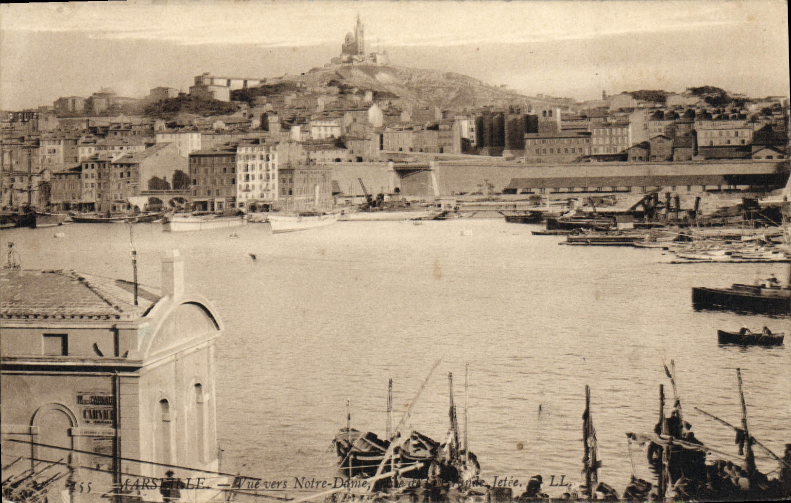 CPA Marseille Vue vers Notre Dame prise de la Grade Jetee