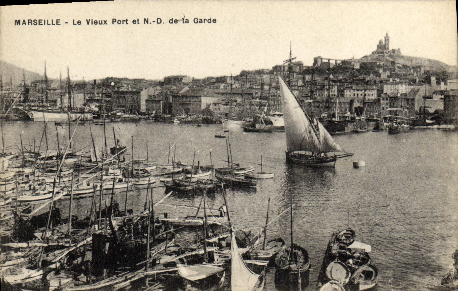 CPA Marseille Le Vieux port et ND de la garde Bateaux 