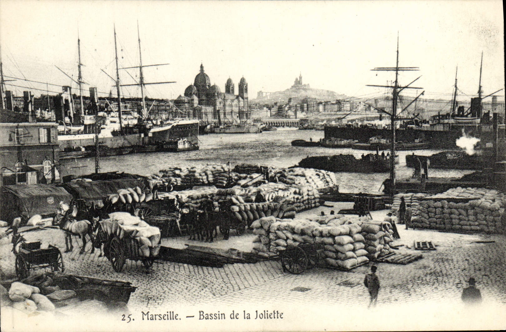 CPA Marseille Bassin de la Joliette Bateaux