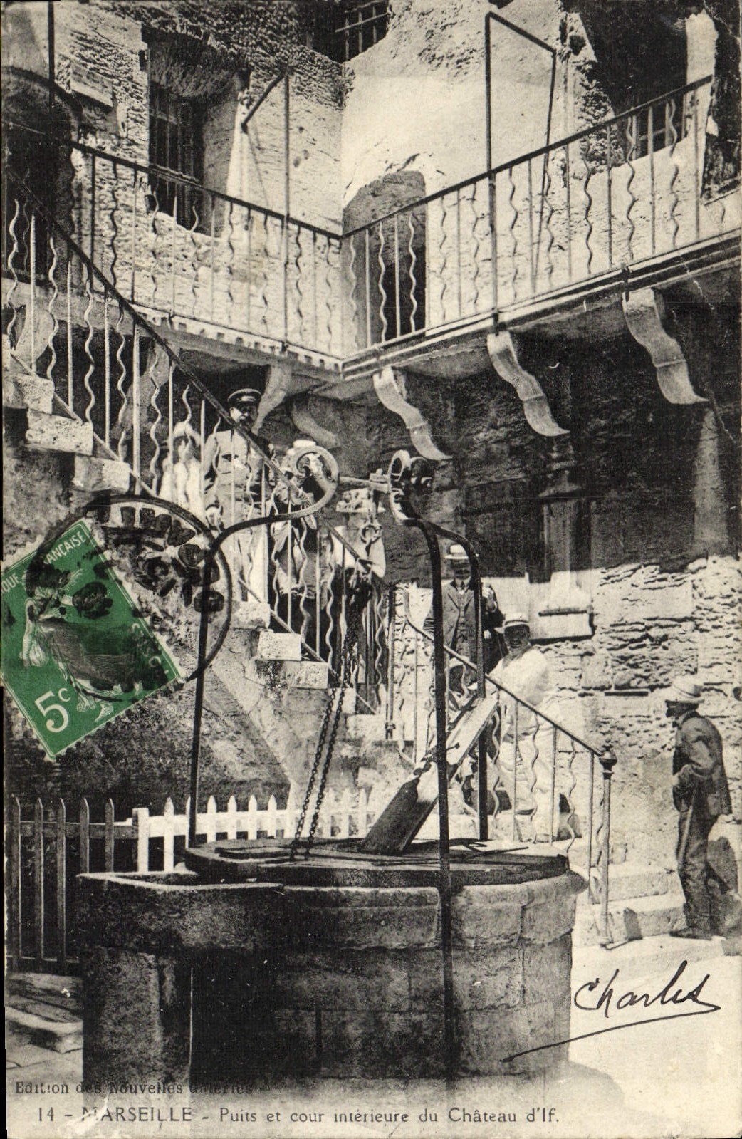 CPA Marseille Poits et cour interieure du chateau d'lf
