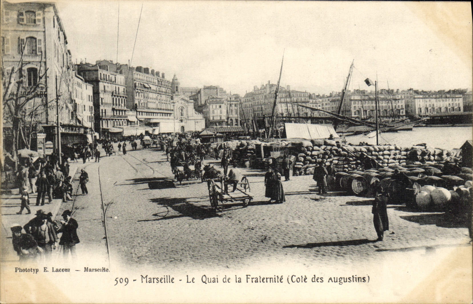CPA Marseille Le quai de la fraternite Cote des Augustins Bateaux 