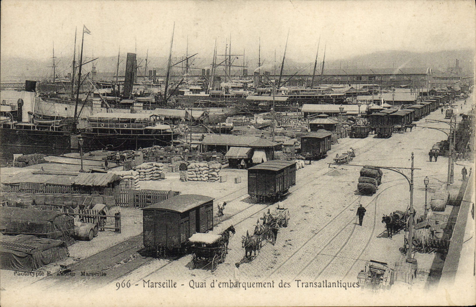 CPA Marseille Quai d'embarquement des transatlantiques Bateaux