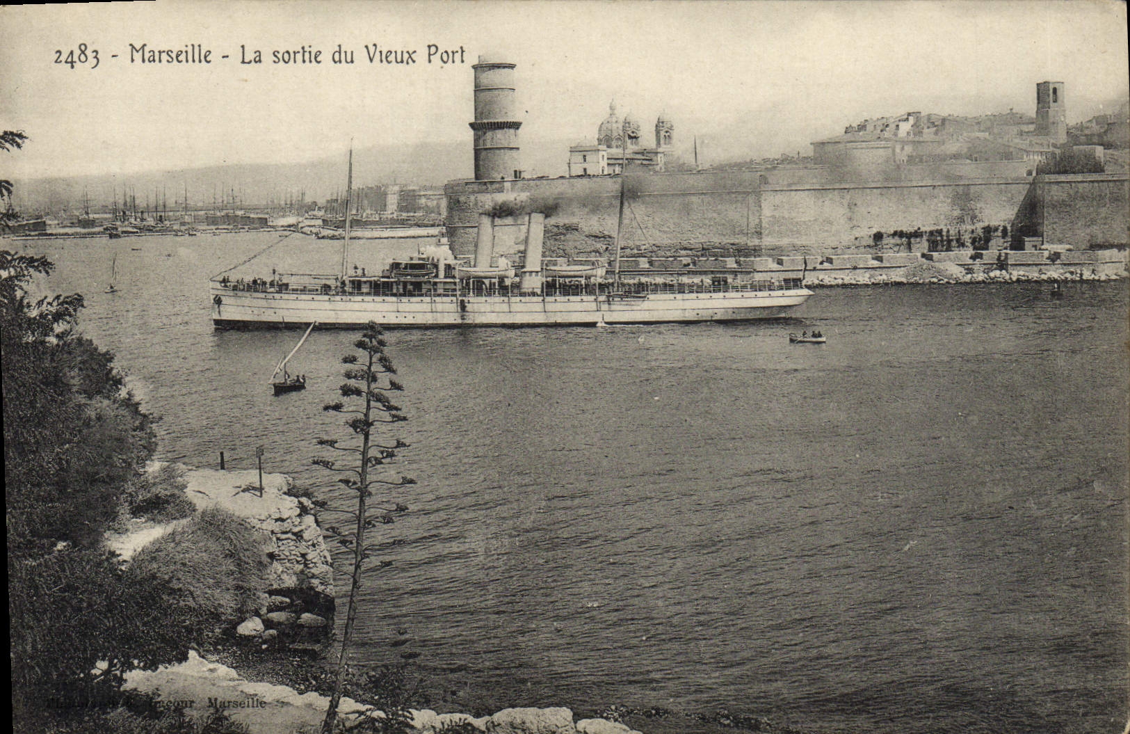 CPA Marseille La sortie du vieux port Bateau