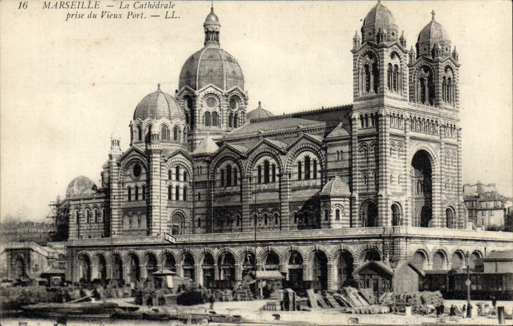 CPA Marseille La cathedrale prise du vieux port