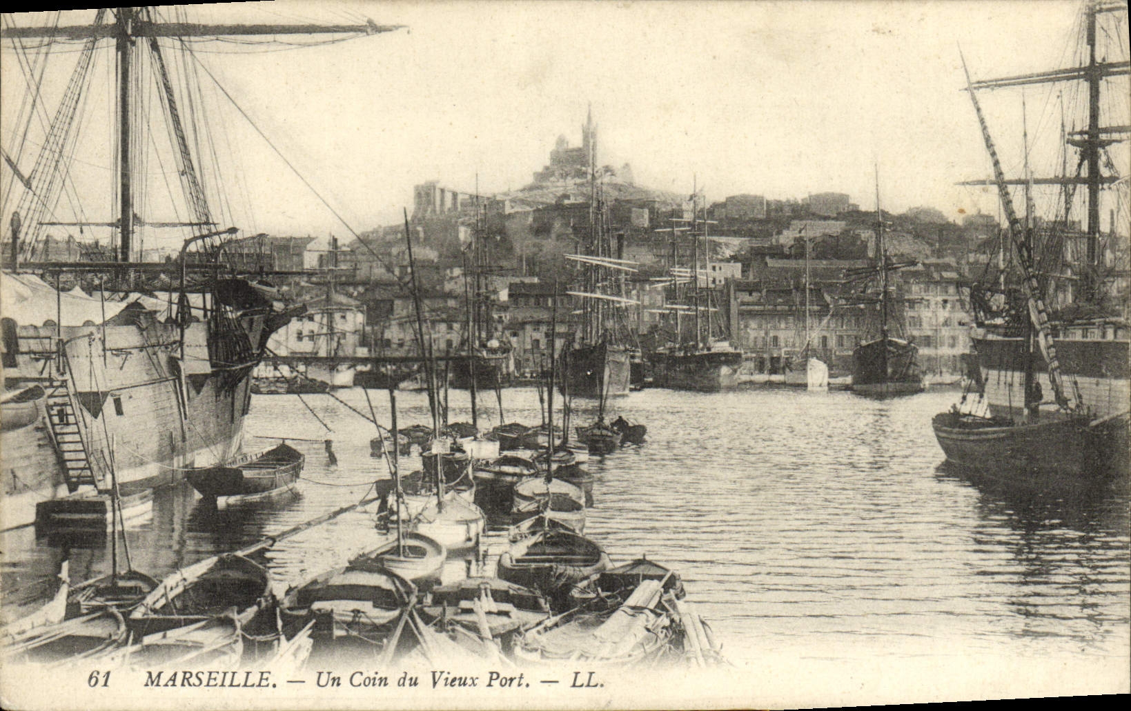 CPA Marseille un coin du vieux port Bateaux