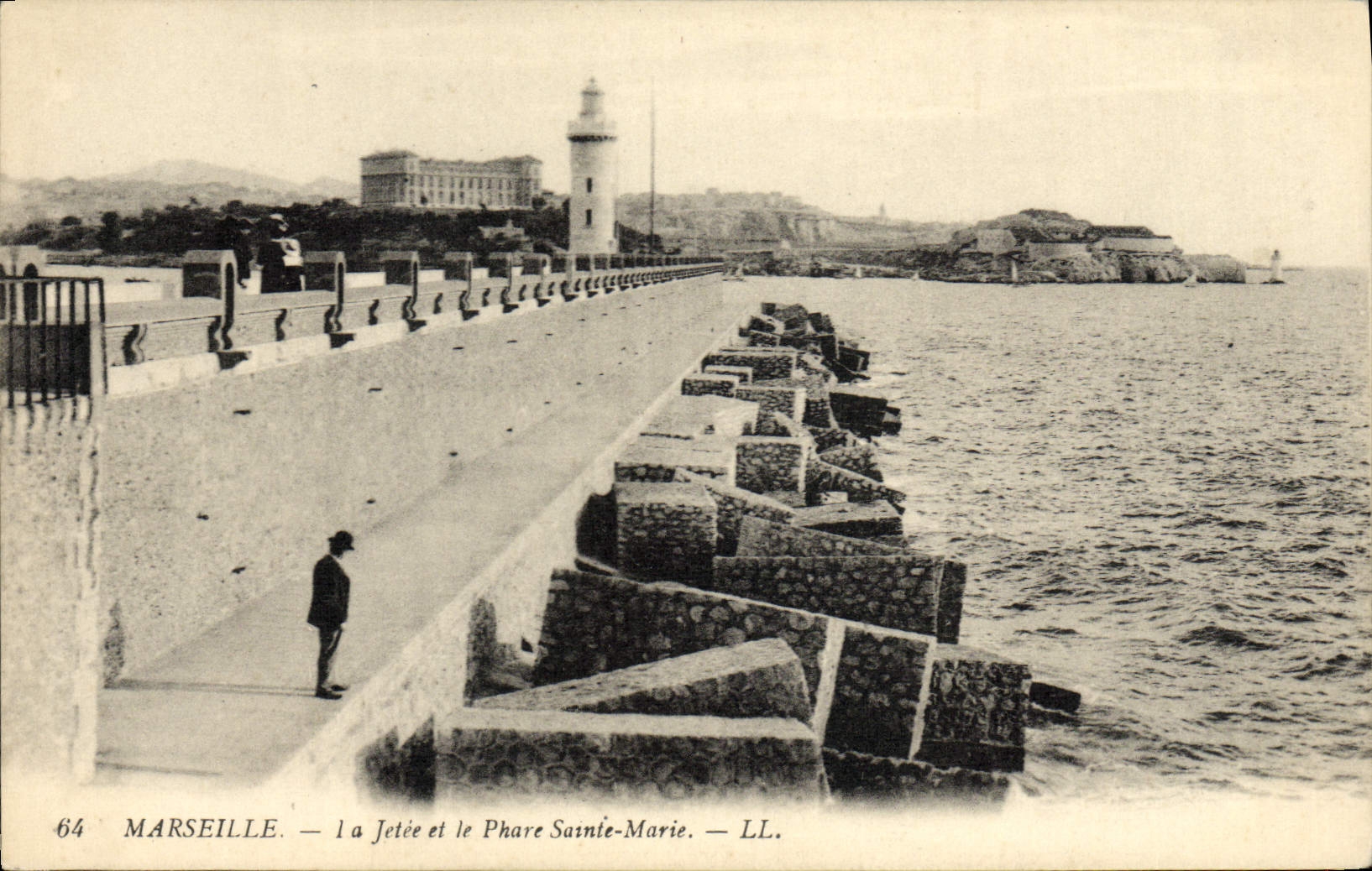 CPA Marseille la jetee et le phare sainte marie
