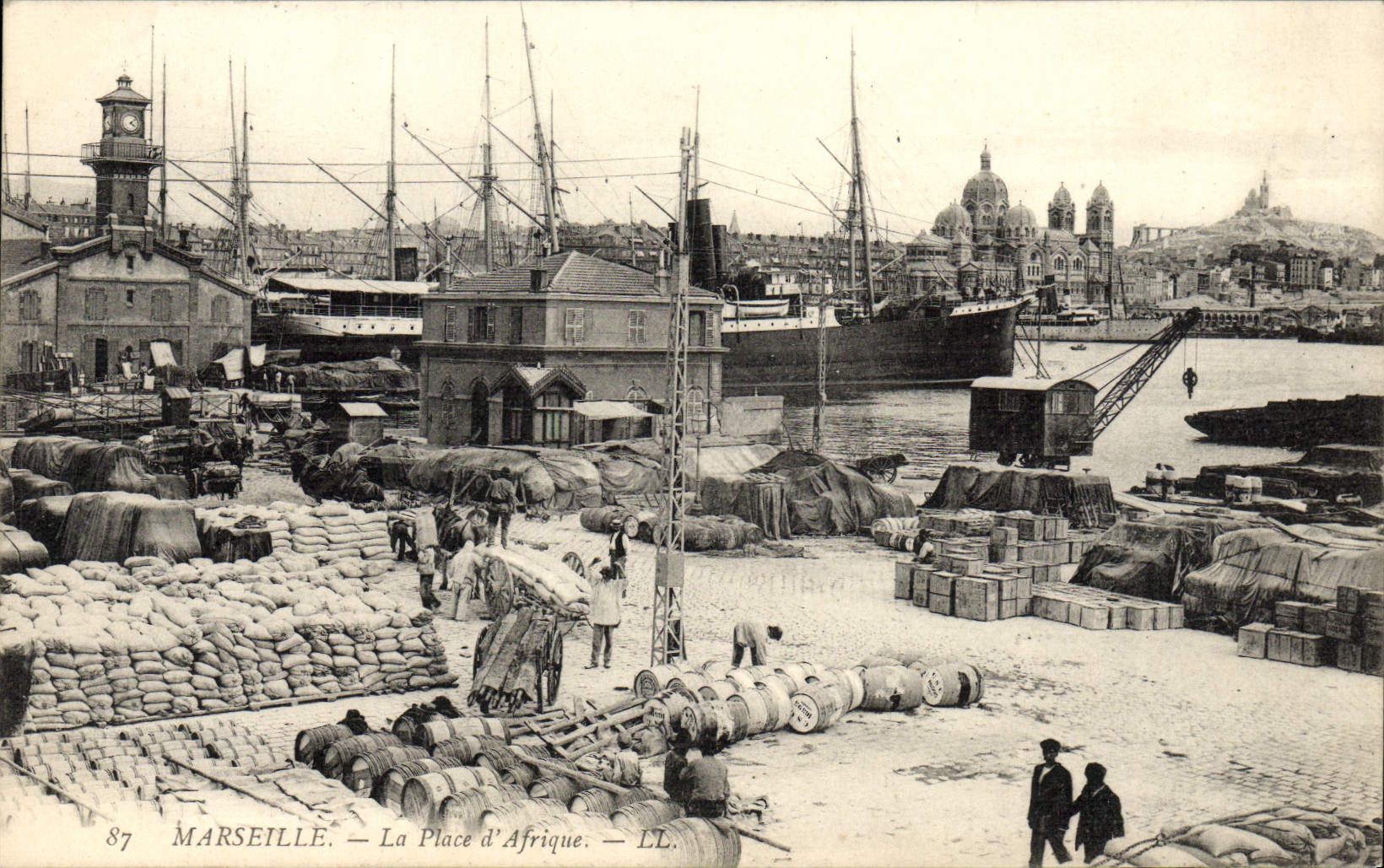 CPA Marseille La place d'Afrique Bateaux