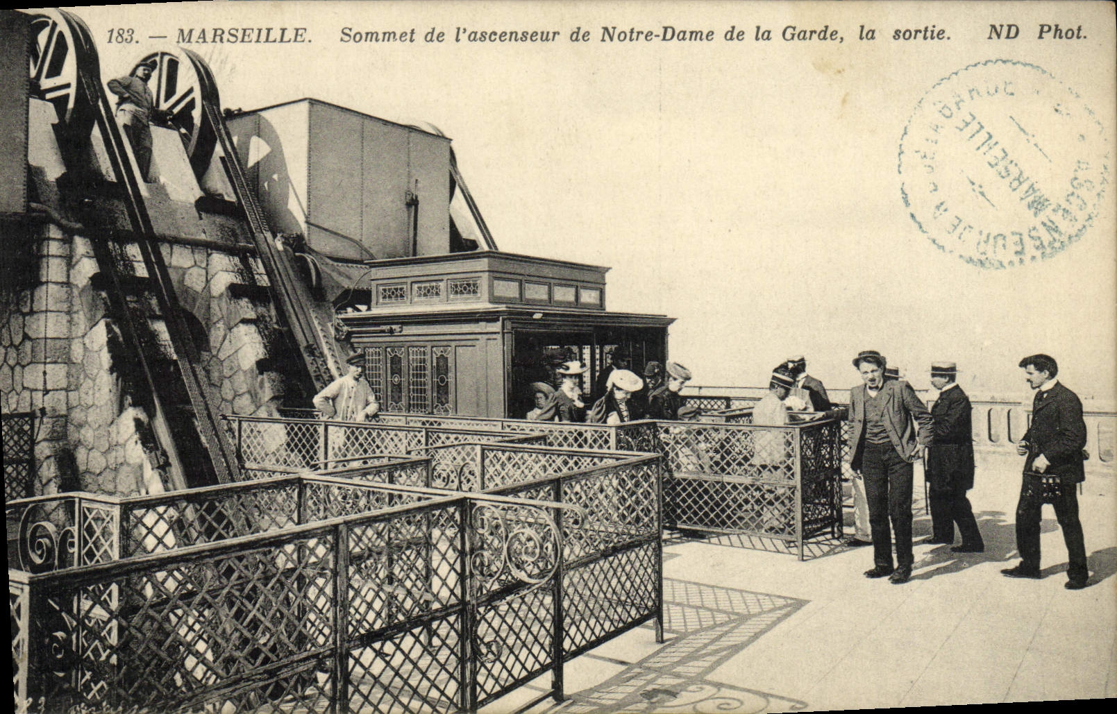 CPA Marseille Sommet de l'ascenseur de Notre Dame de la garde la sortie