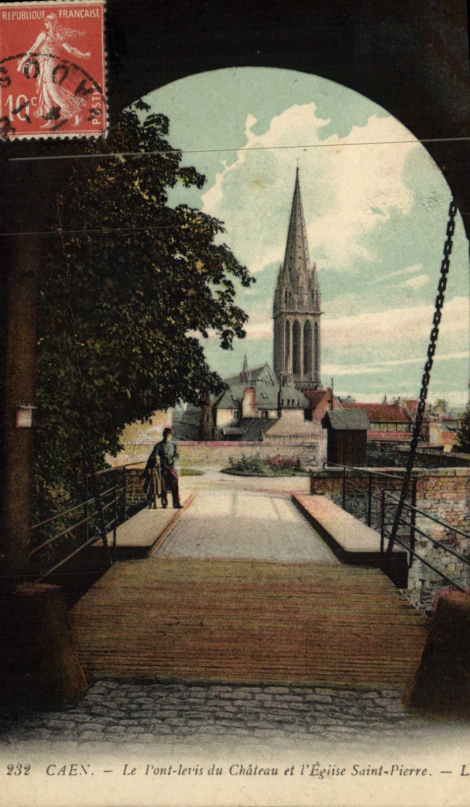 CPA Caen Le Pont levis du Chateau et l'Eglise Saint Pierre