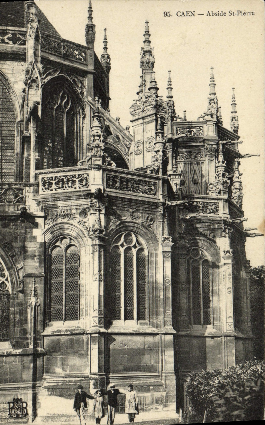 CPA Caen Abside de L'eglise Saint Pierre Enfants