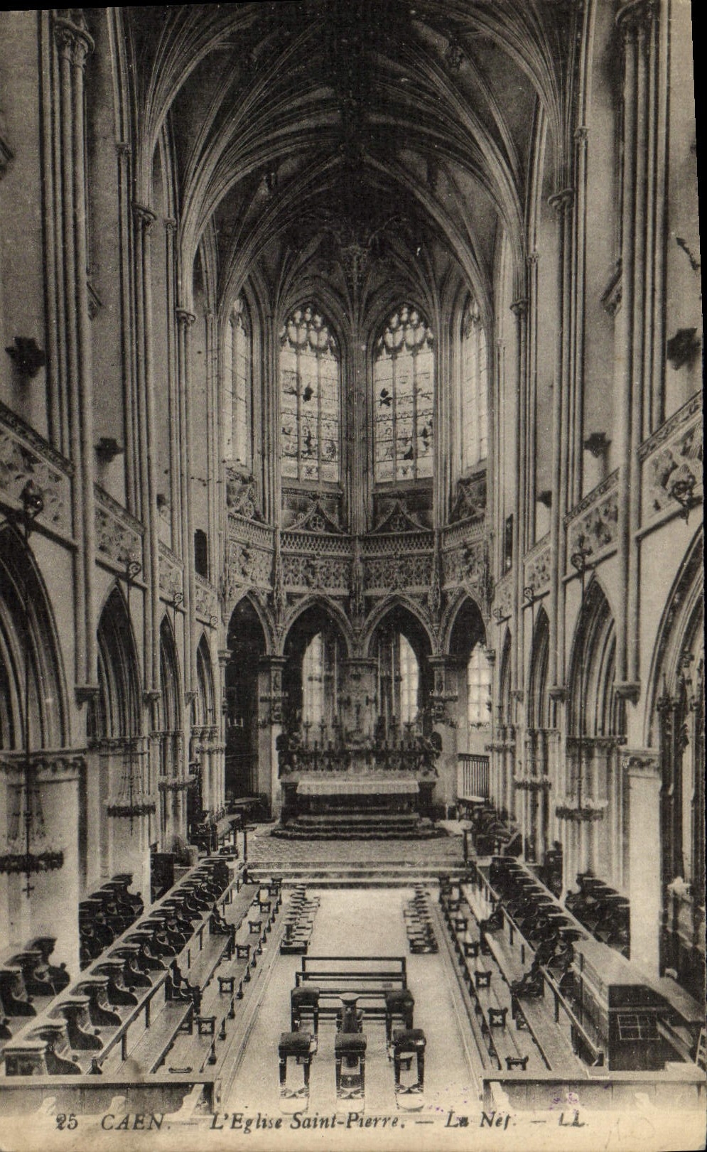CPA Caen L'Eglise Saint Pierre La nef