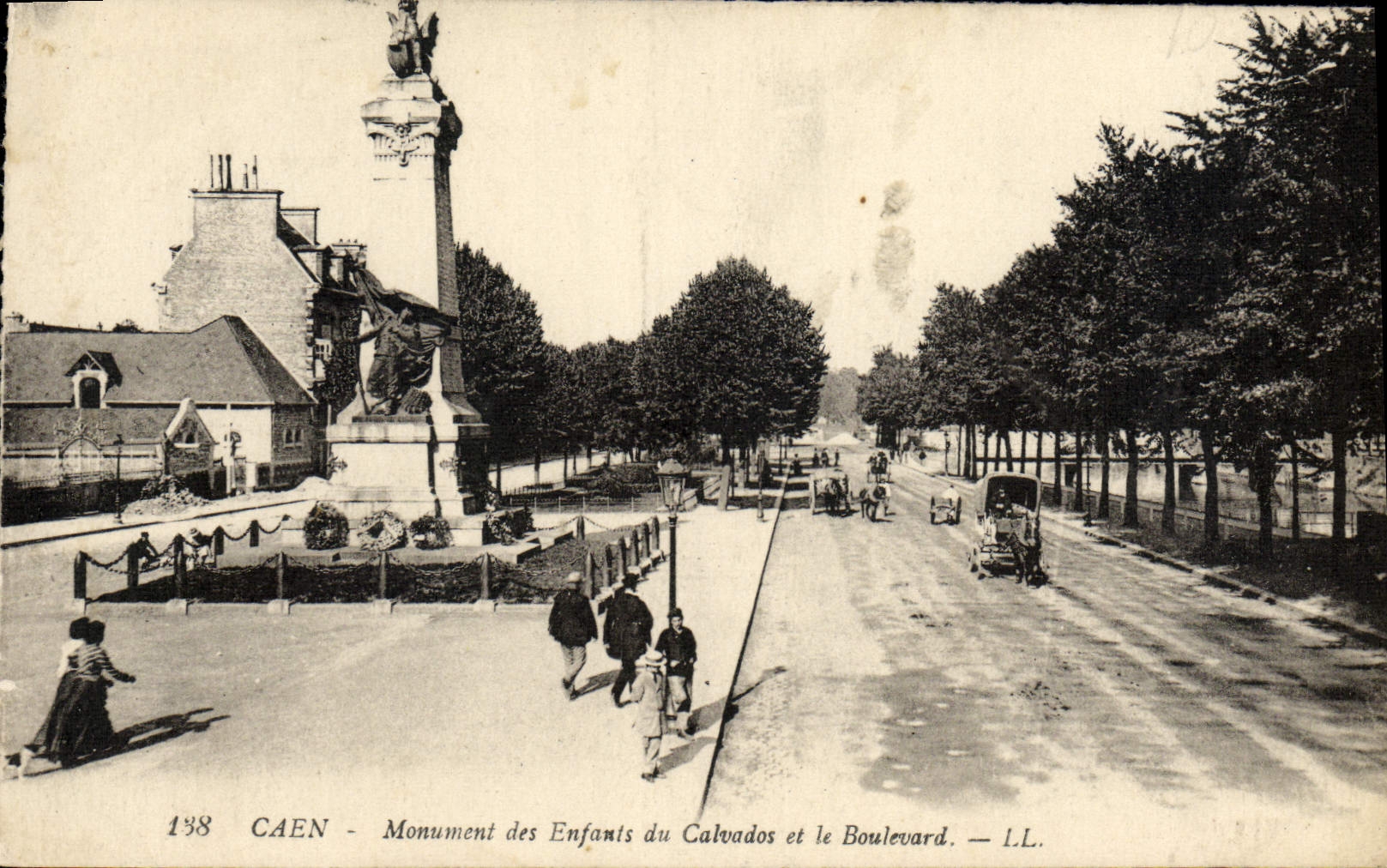 CPA Caen Monument des Enfants Du Calvados et le Boulevard