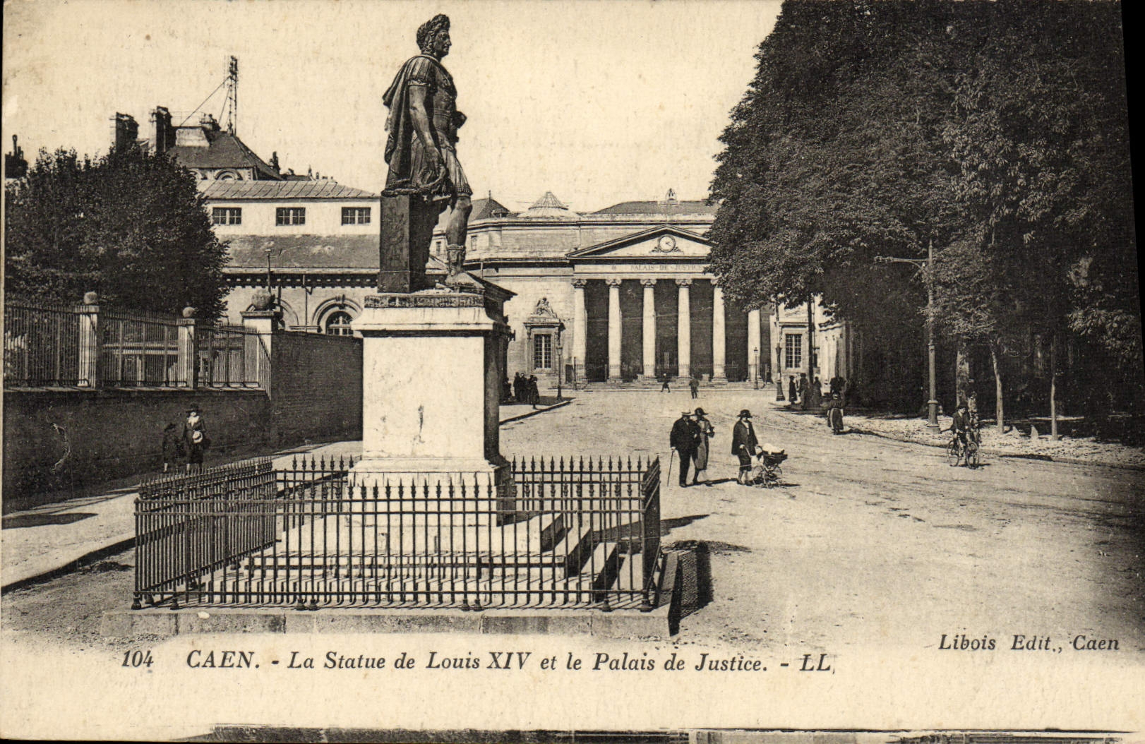 CPA Caen La Statue de Louis et le Palais de Justice