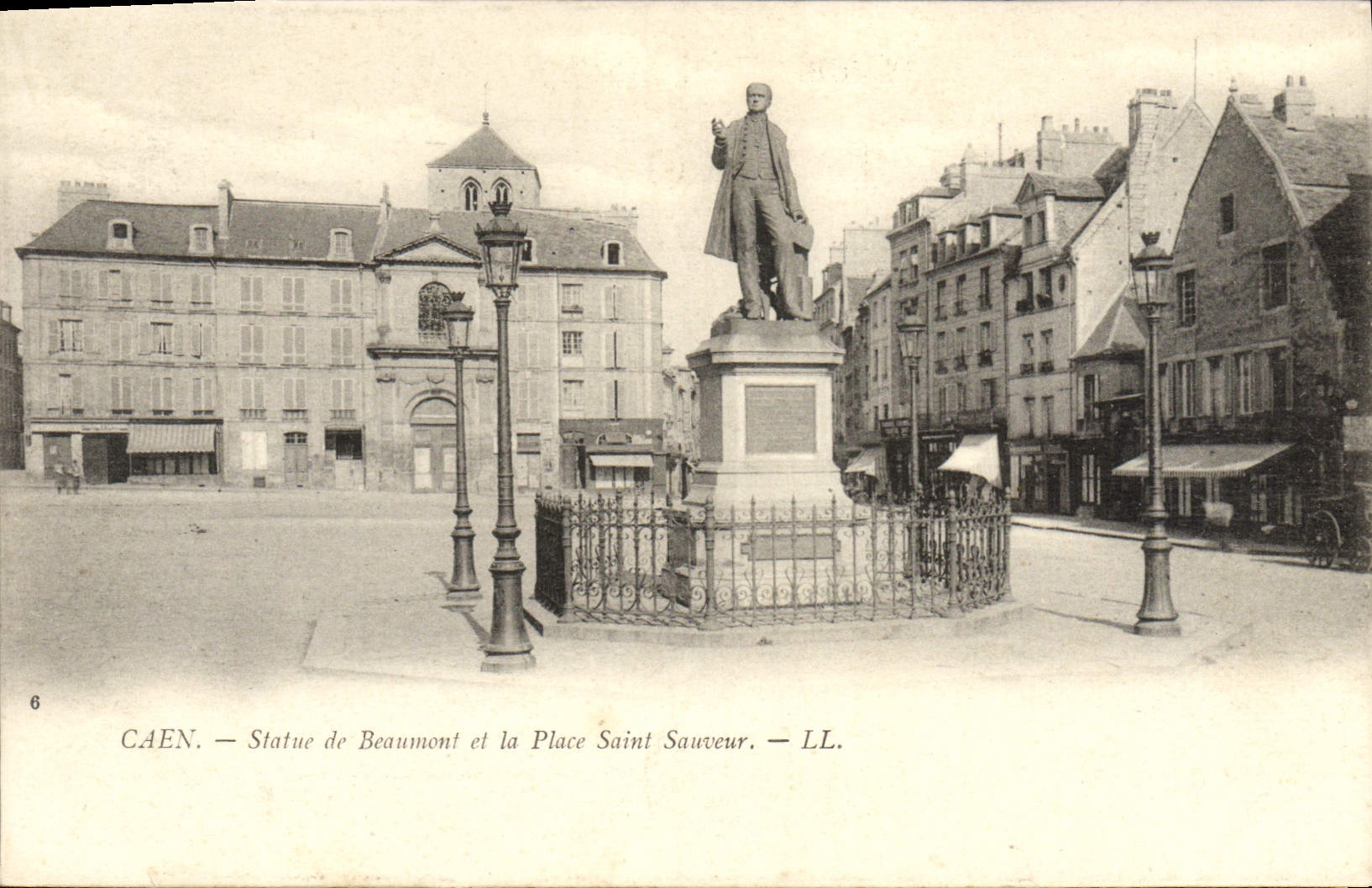 CPA Caen La Statue de Beaumont et la Place Saint Sauveur
