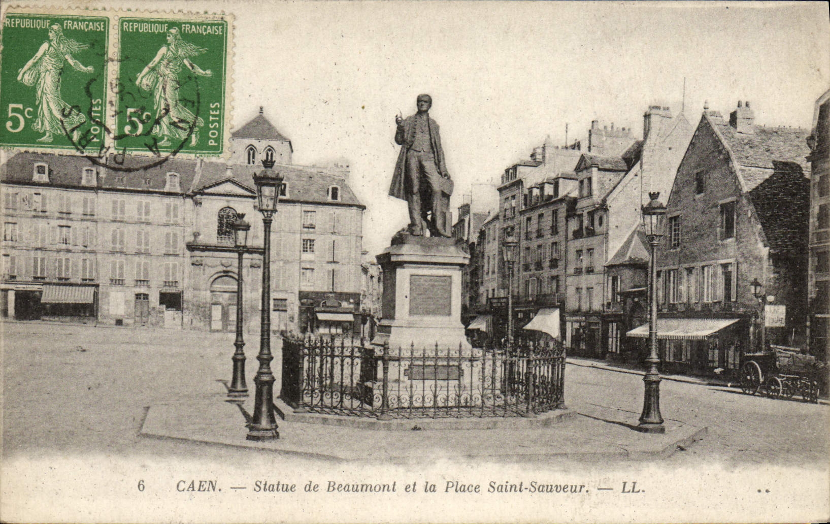 CPA Caen La Statue de Beaumont et la Place Saint Sauveur