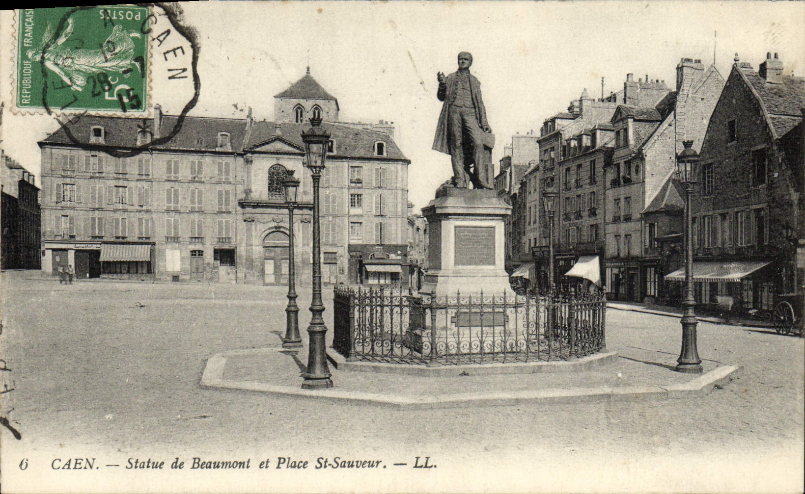 CPA Caen La Statue de Beaumont et la Place Saint Sauveur