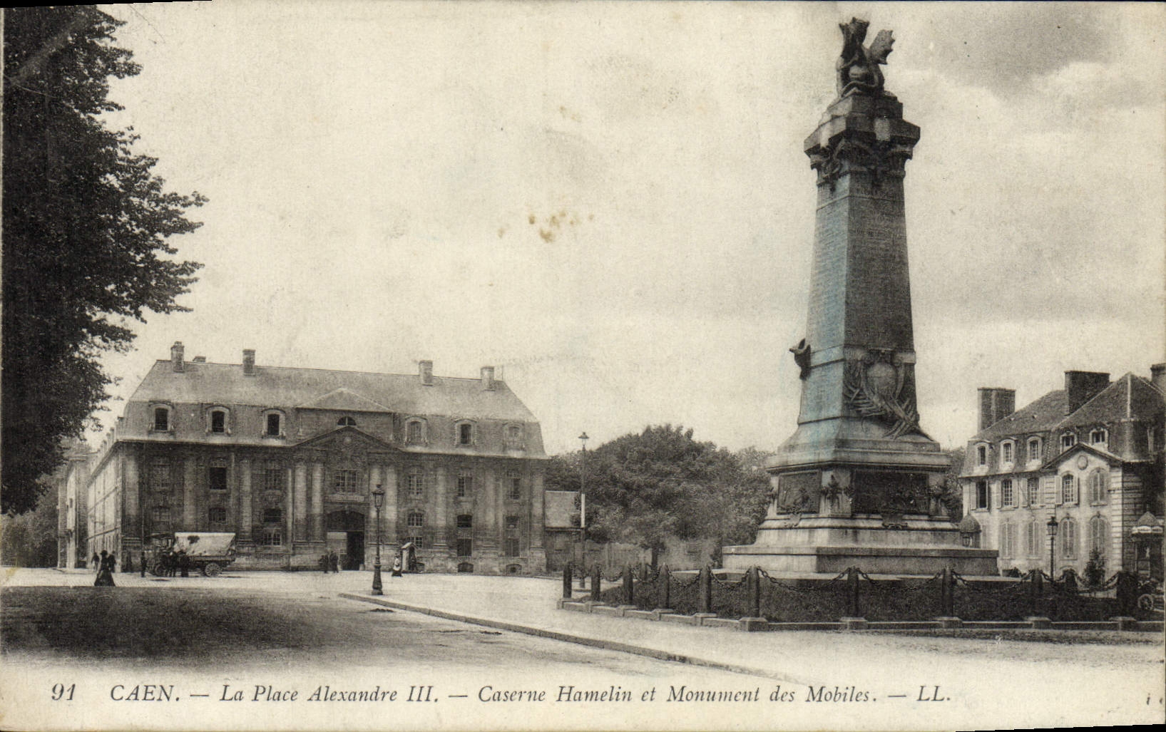 CPA Caen La Place Alexandre III Caserne Hamelin et monument des Mobiles Militaria