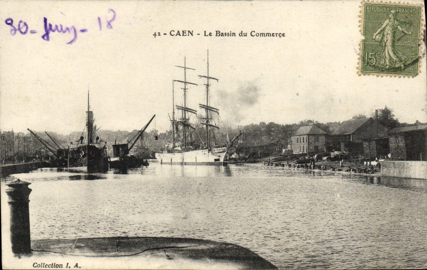 CPA Caen Le Bassin du Commerce Bateau