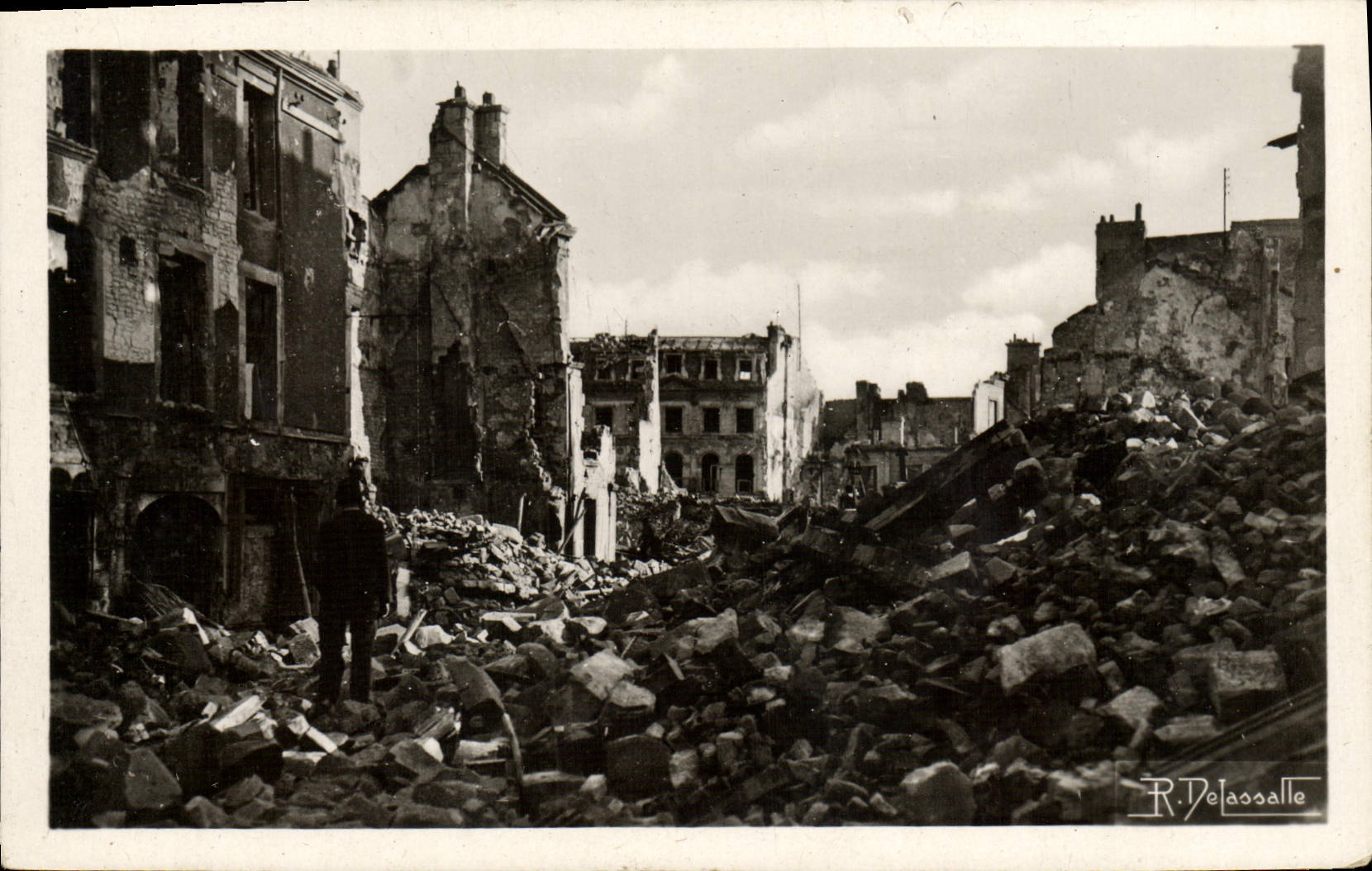 VINTAGE POSTCARD Caen June July 1944 Street of the Militaria Jacobins