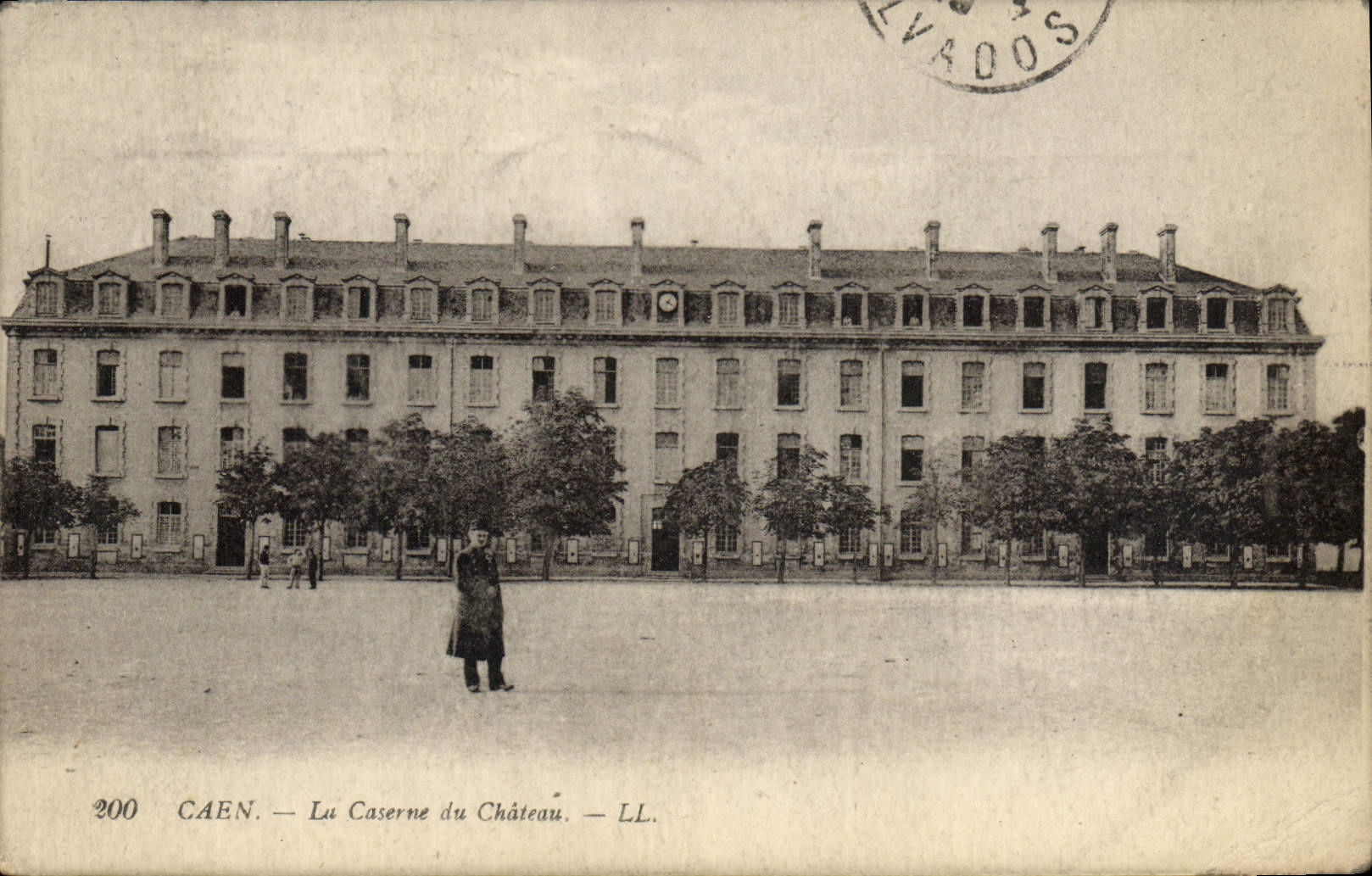 CPA Caen Le Caserne du Chateau Militaria