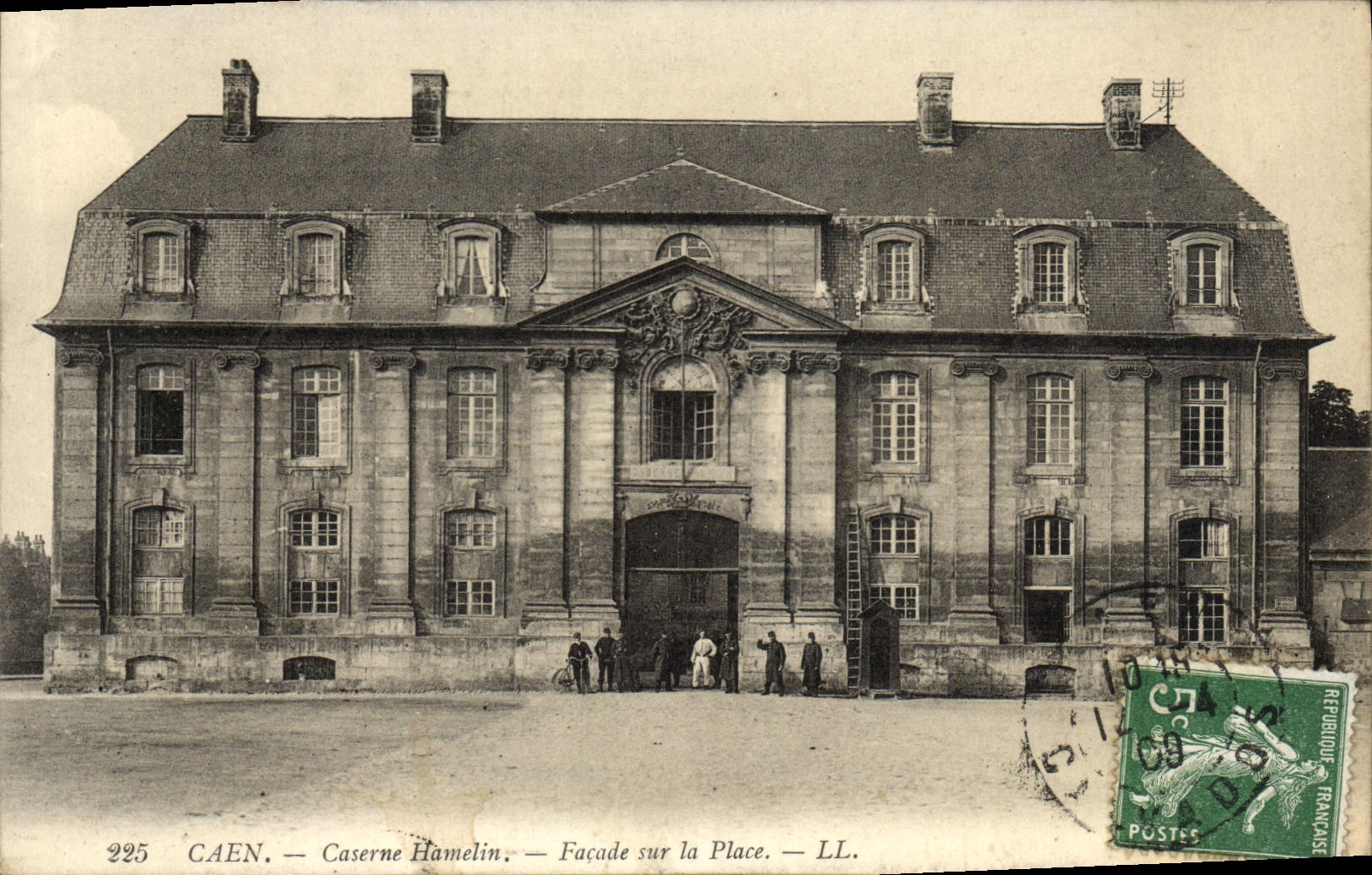 CPA Caen Caserne Hamelin Facade sur sur la Place Militaria