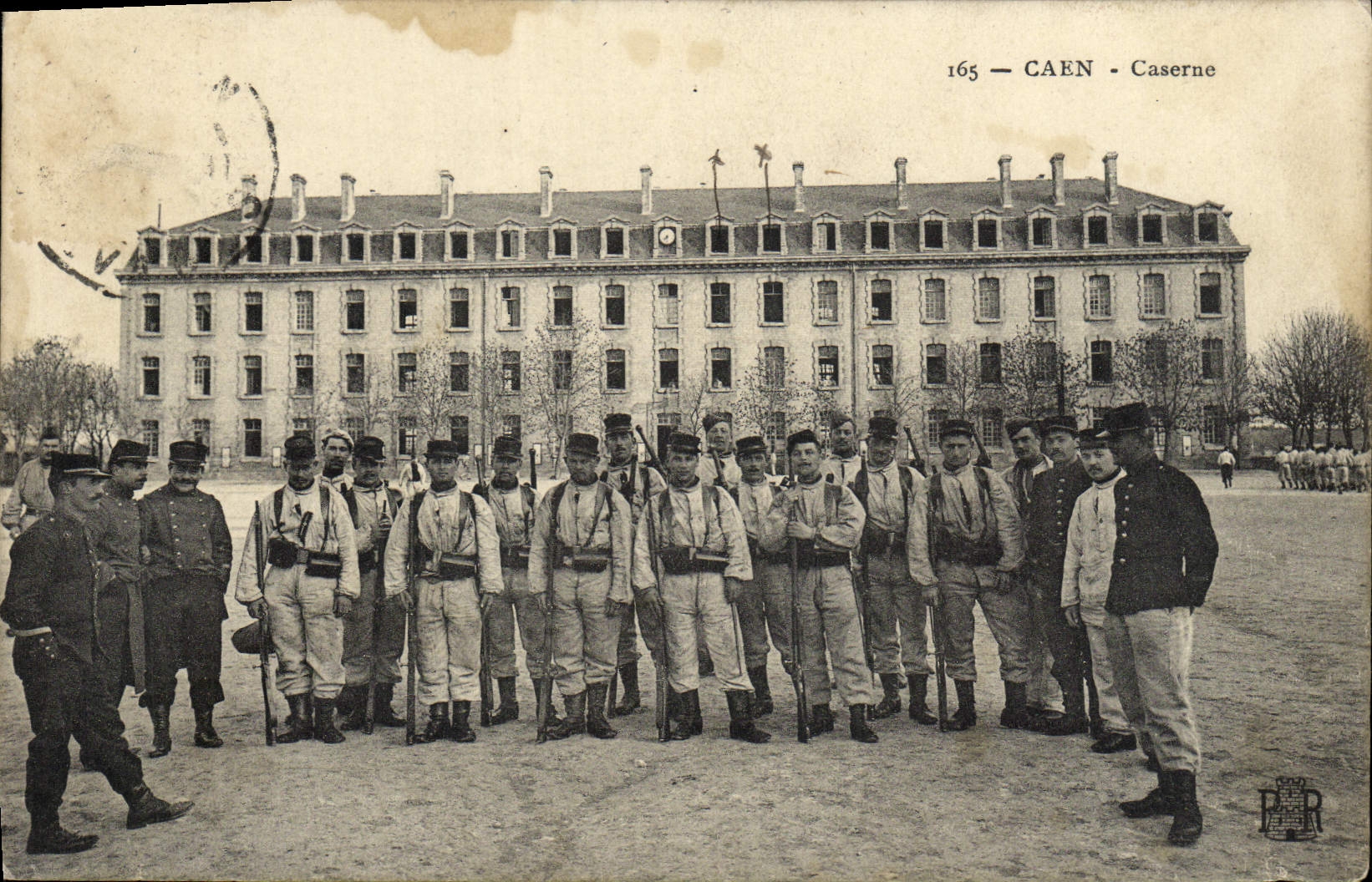 Cuarteles de Caen Militaria de la POSTAL de la VENDIMIA