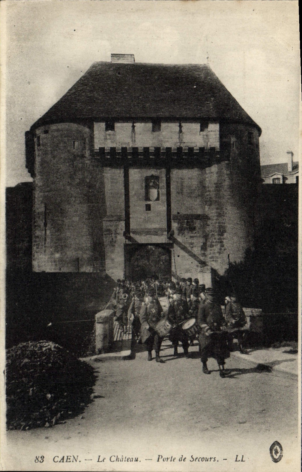 CPA Caen Le Chateau Porte de Secours Soldats Militaria 