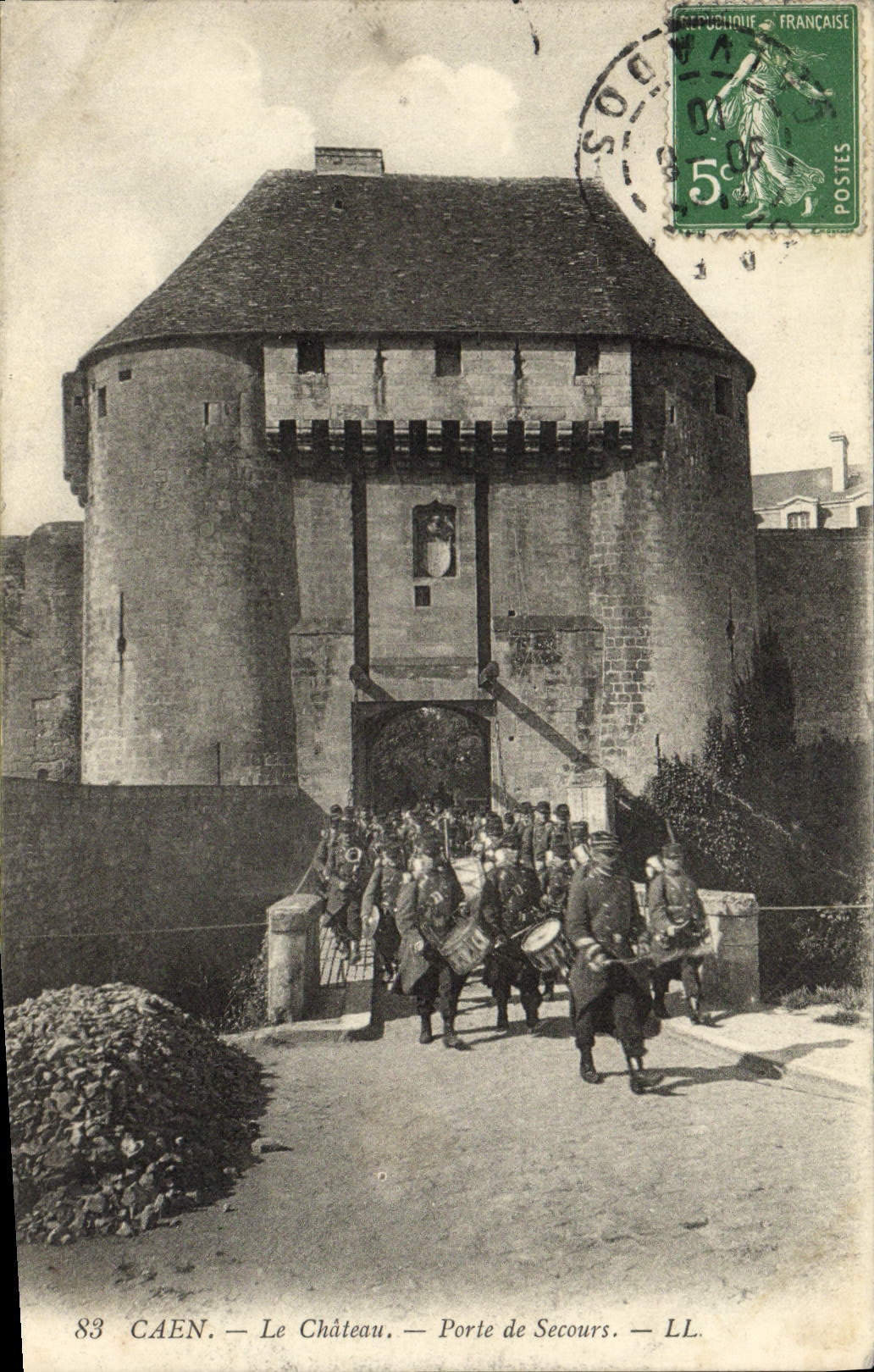 CPA Caen Le Chateau Porte de Secours Soldats Militaria