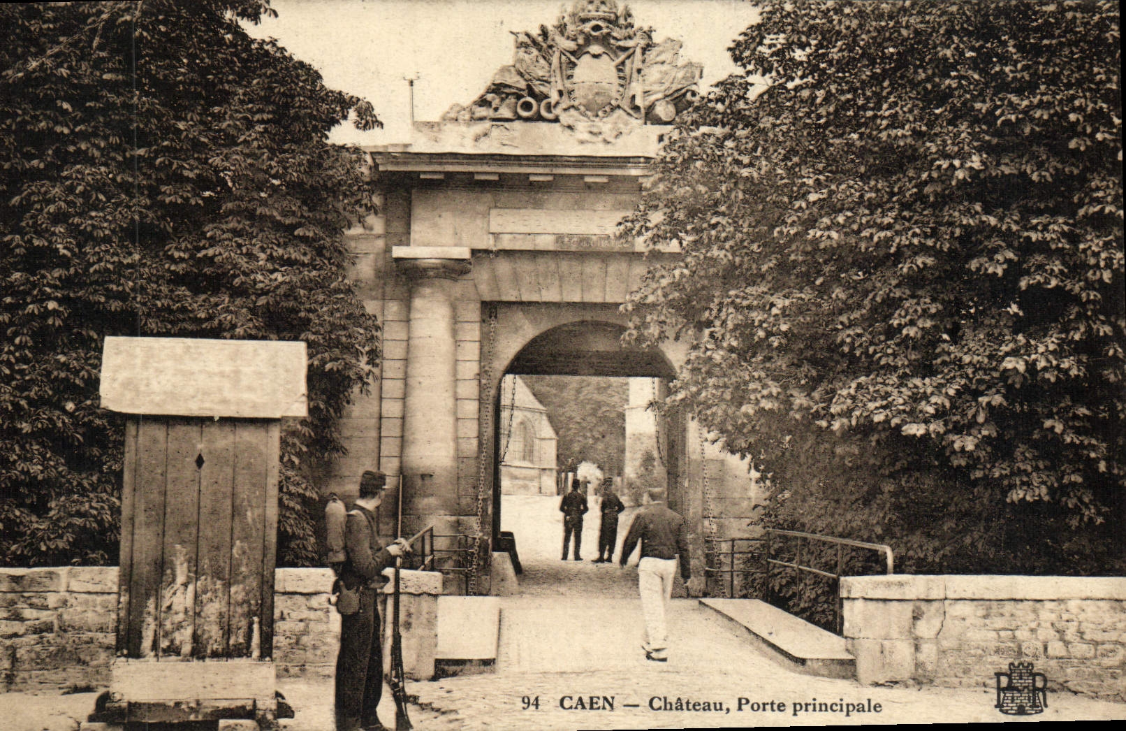 CPA Caen Le Chateau Porte Principale Militaria