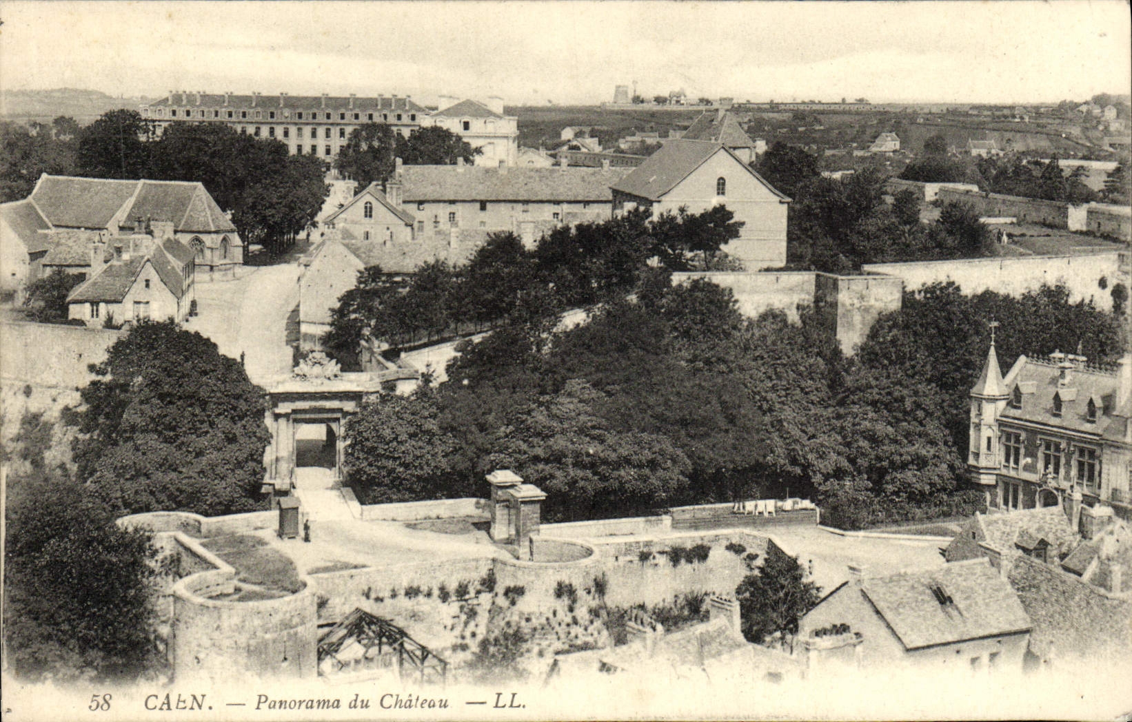 CPA Caen Panorama du Chateau