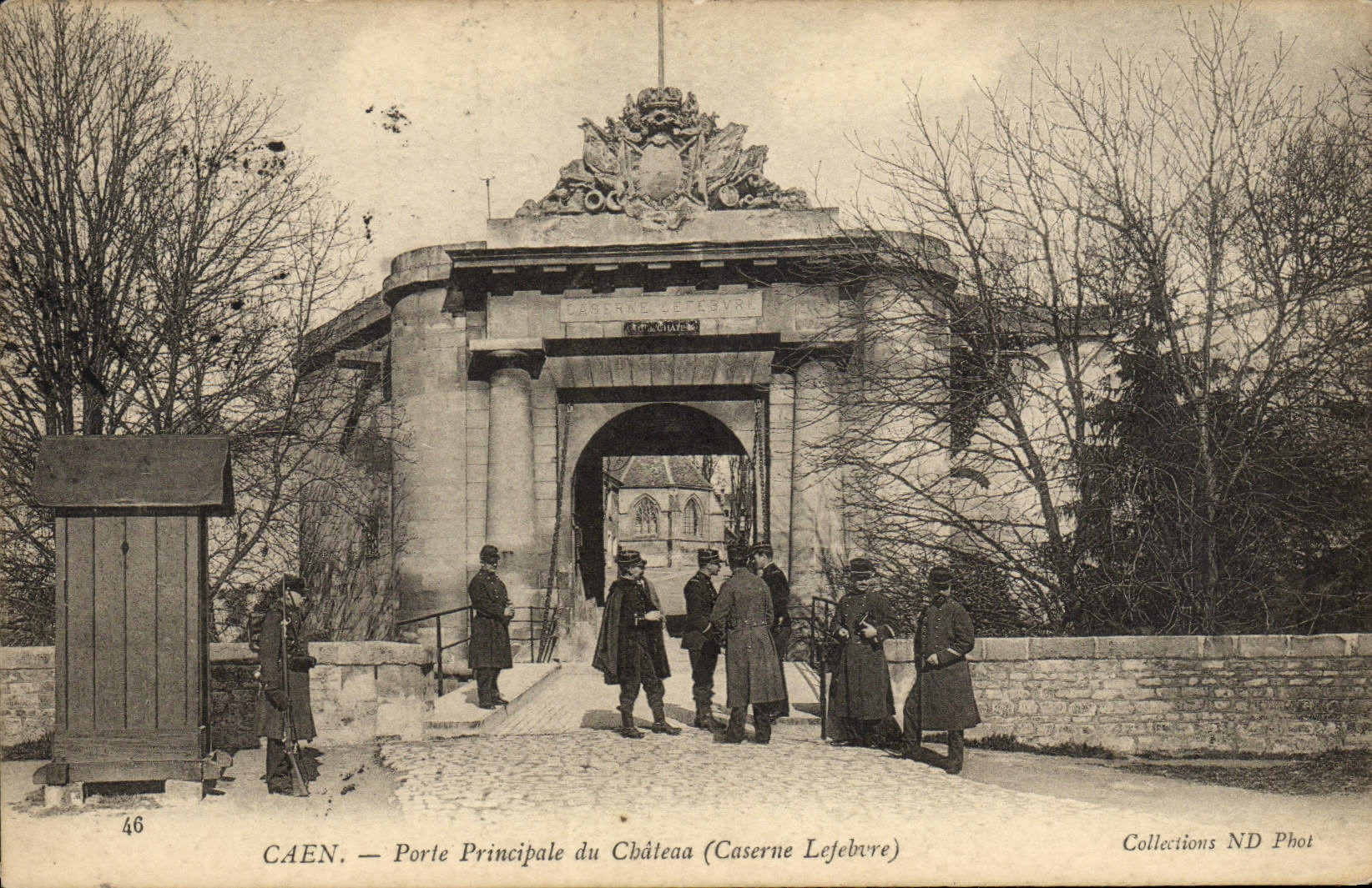 CPA Caen Porte Principale du Chateau Caserne Lefebvre Militaria 