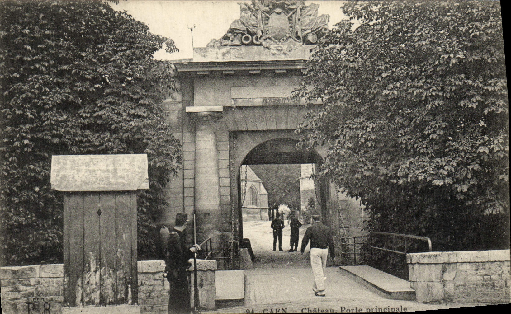 El castillo de Caen de la POSTAL de la VENDIMIA lleva Militaria principal