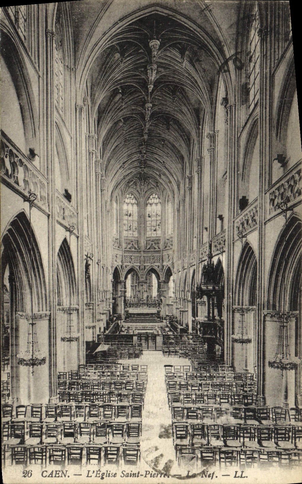 CPA Caen L'Eglise Saint Pierre La nef