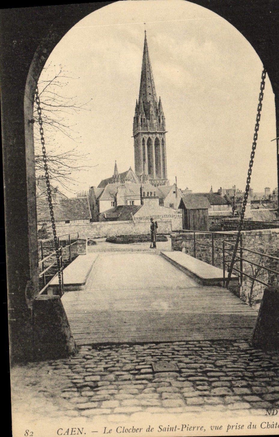 CPA Caen Le Clocher de Saint Pierre Vue prise du Chateau
