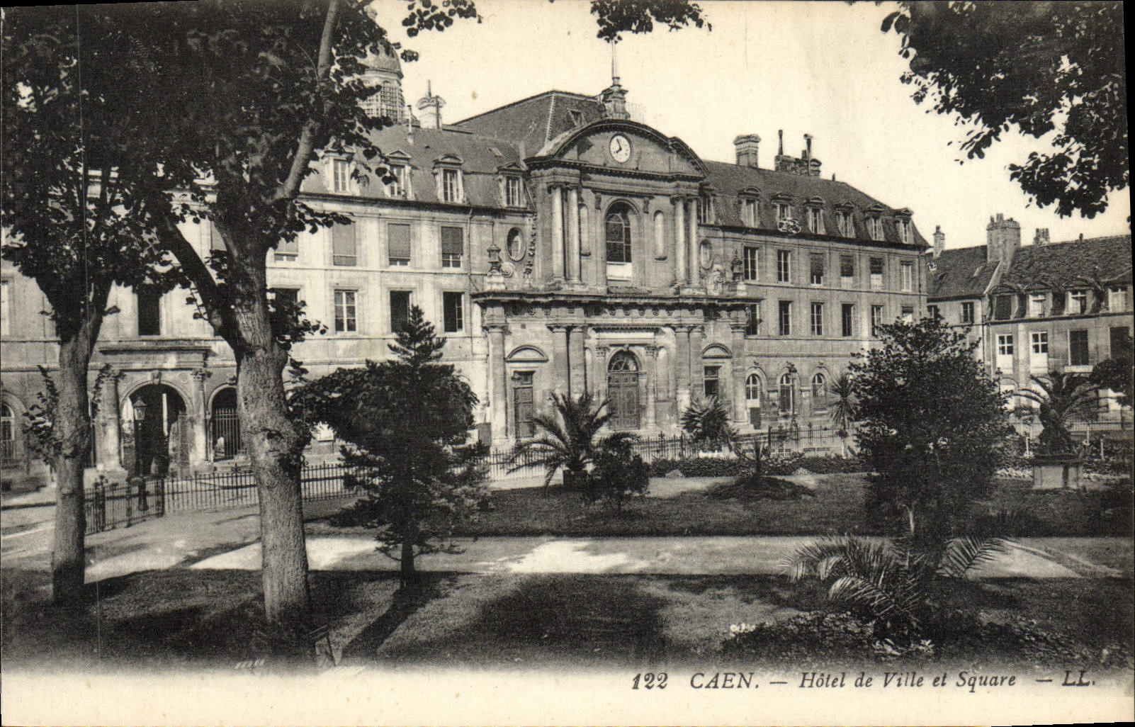 Ayuntamiento de Caen de la POSTAL de la VENDIMIA y jardín público